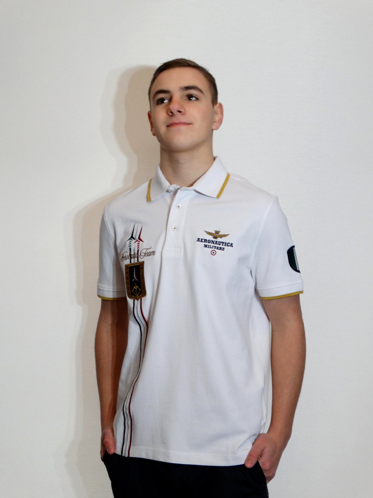 Біла футболка