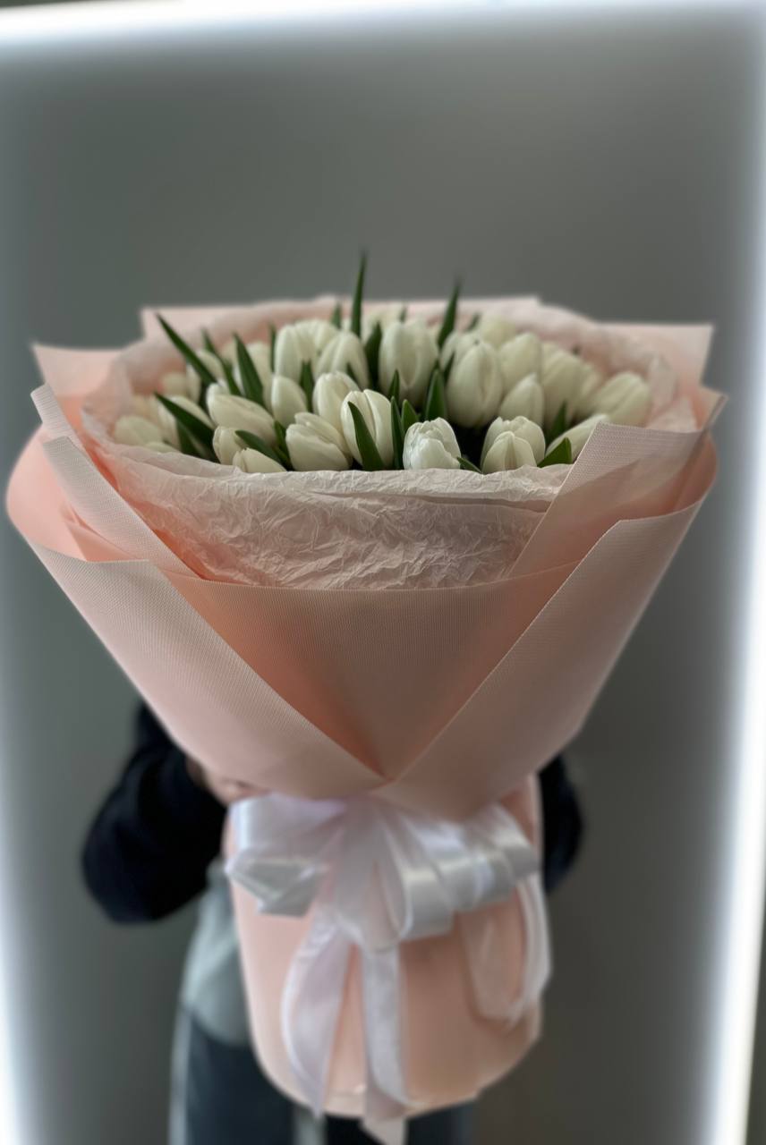 Чарівний букет із білосніжних тюльпанів