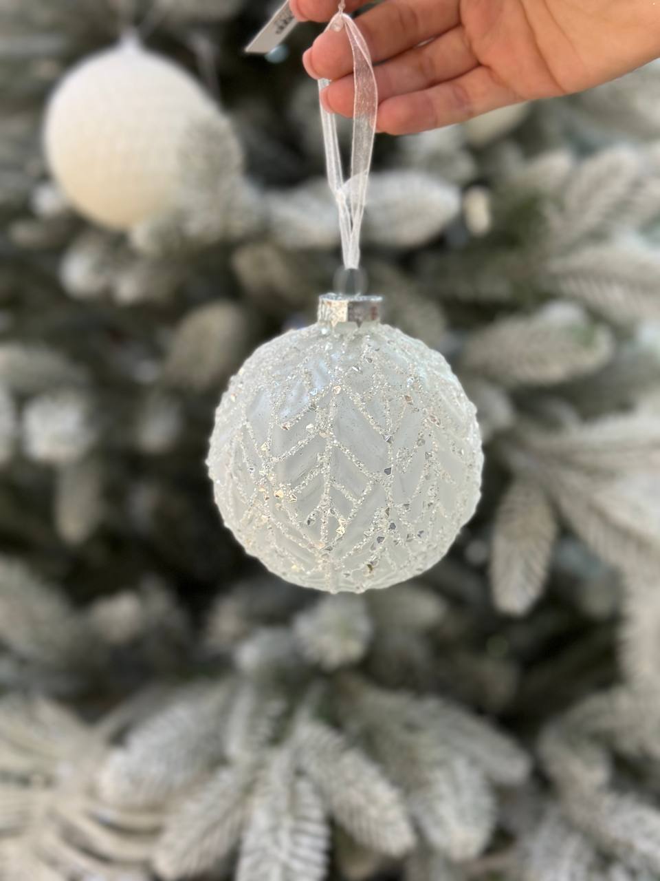 Ялинкова куля рельєфної форми Листя з декором з глітеру 10 см