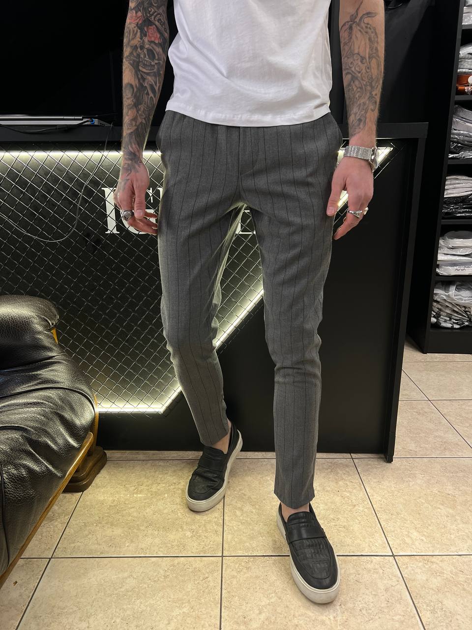 Чоловічі приталені брюки на зав'язках
