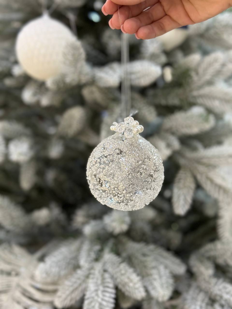Ялинкова куля 8 см з декором з бусин, з покриттям "лід"