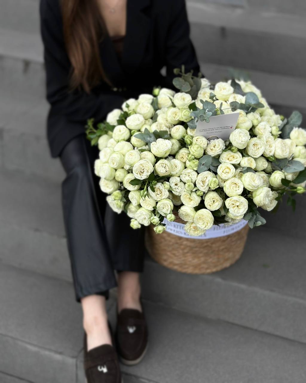 Розкішна корзина білих піоновдних троянд з додаванням евкаліпту