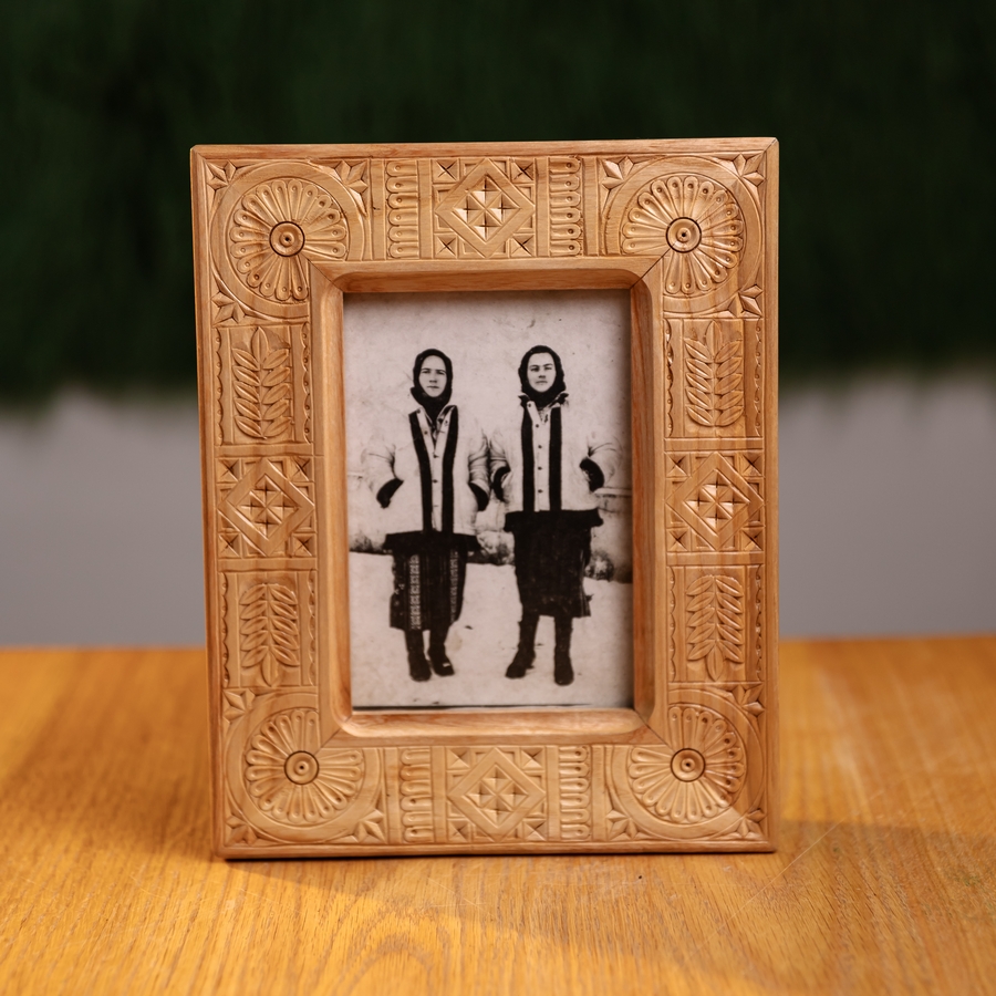 Різьблена рамка 