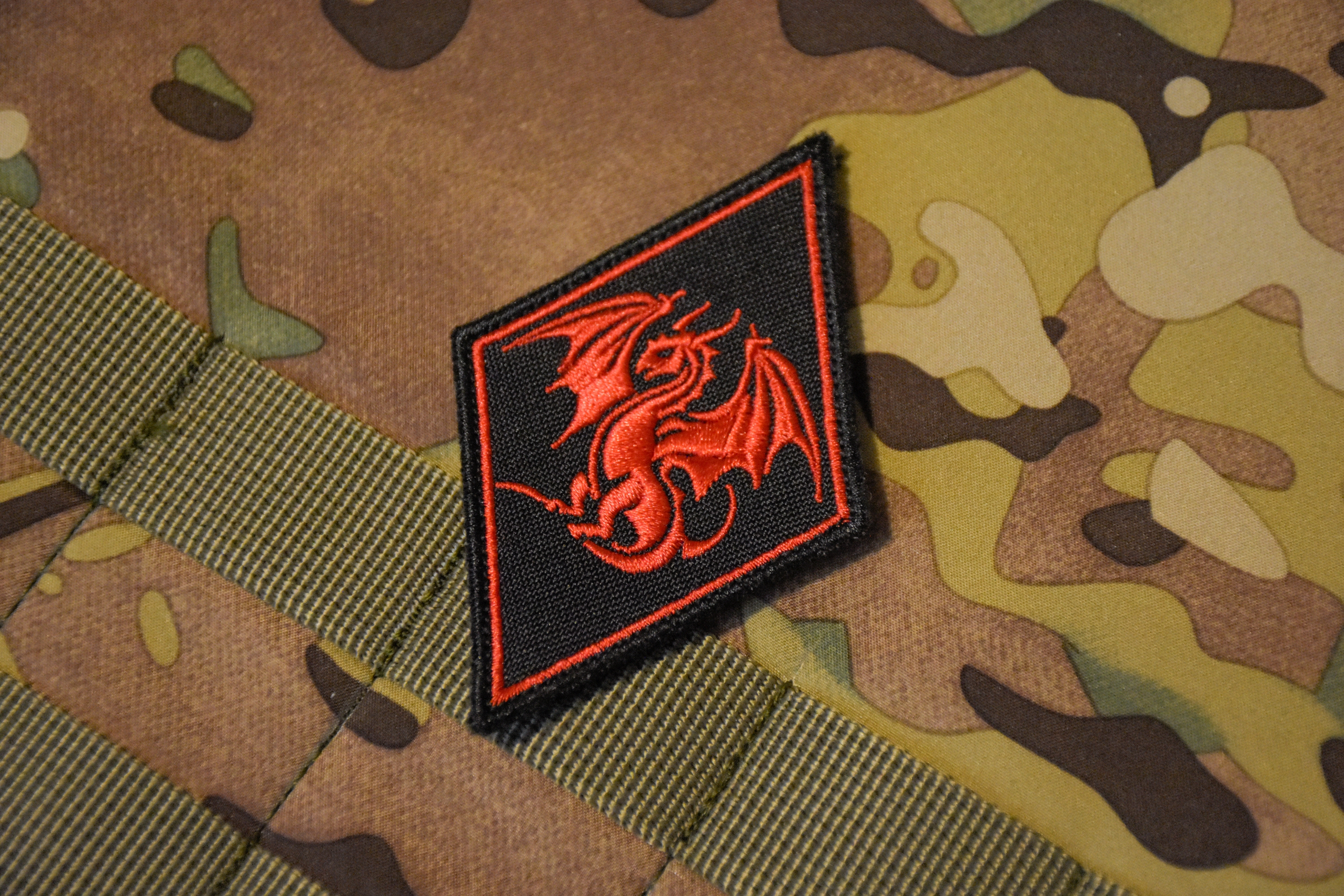 Патч Dragon Sky червоний