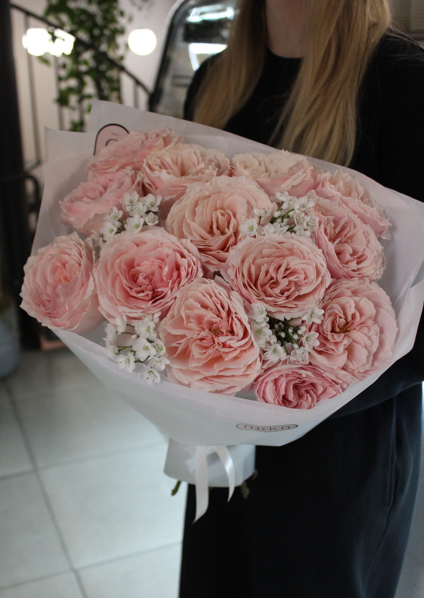 Садова троянда з аліумом