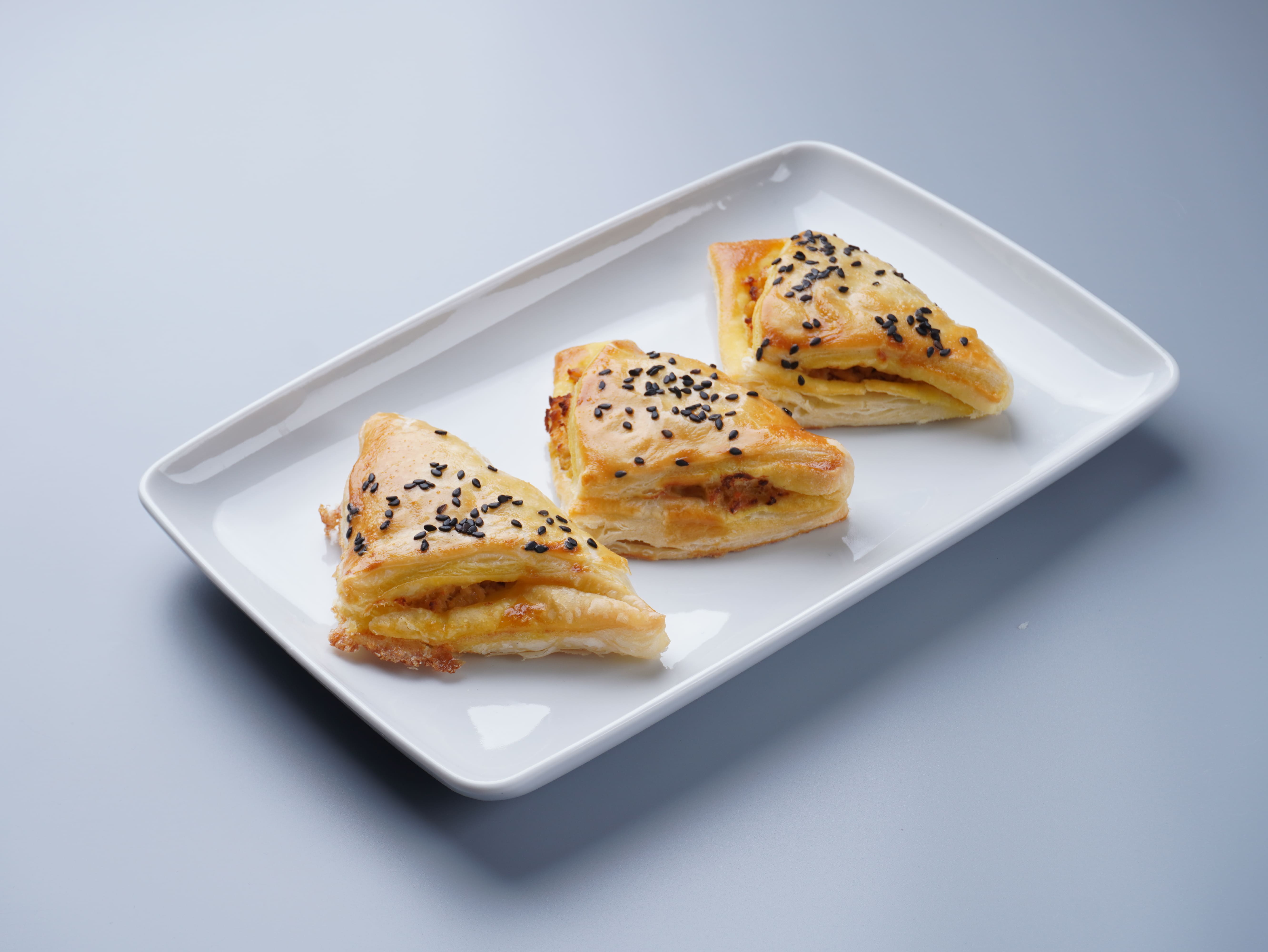 Слойка з мʼясом (40 грам)