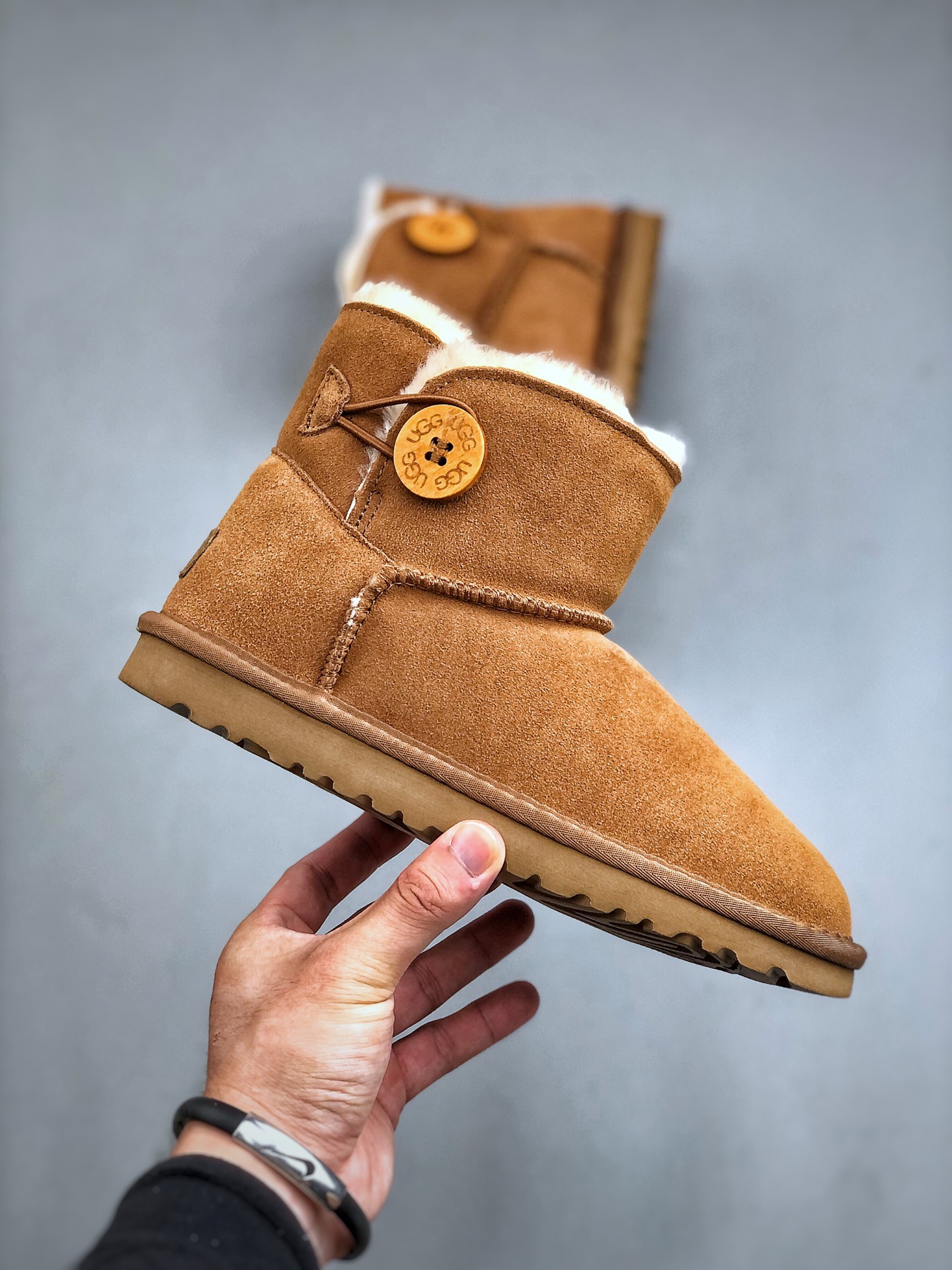 Klasyczne, krótkie śniegowce UGG z drewnianą klamrą