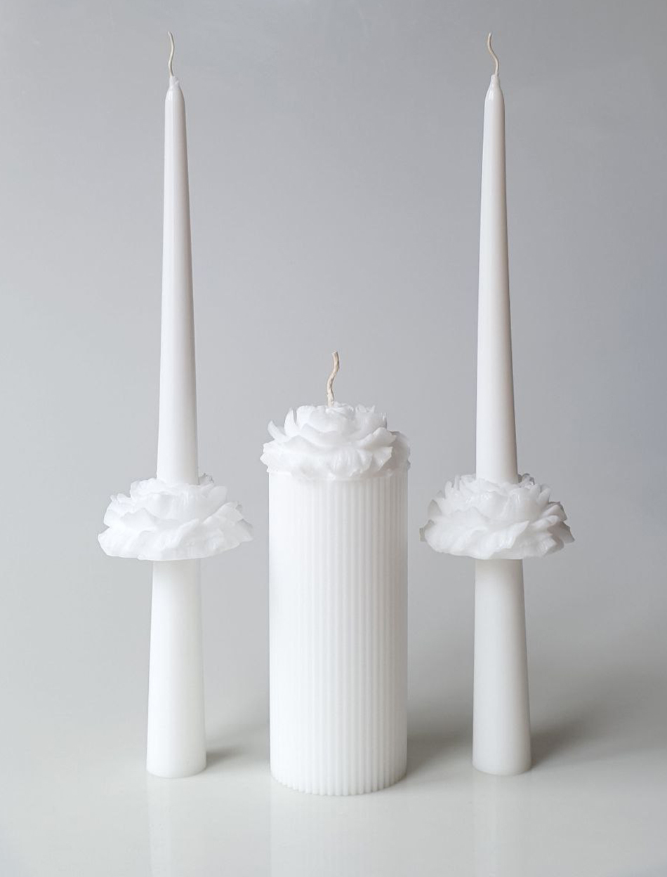 Сімейне вогнище з конусними свічками та трояндами