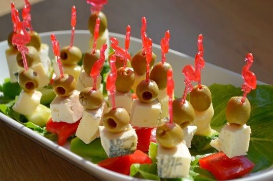 Канапе з сиром і оливками