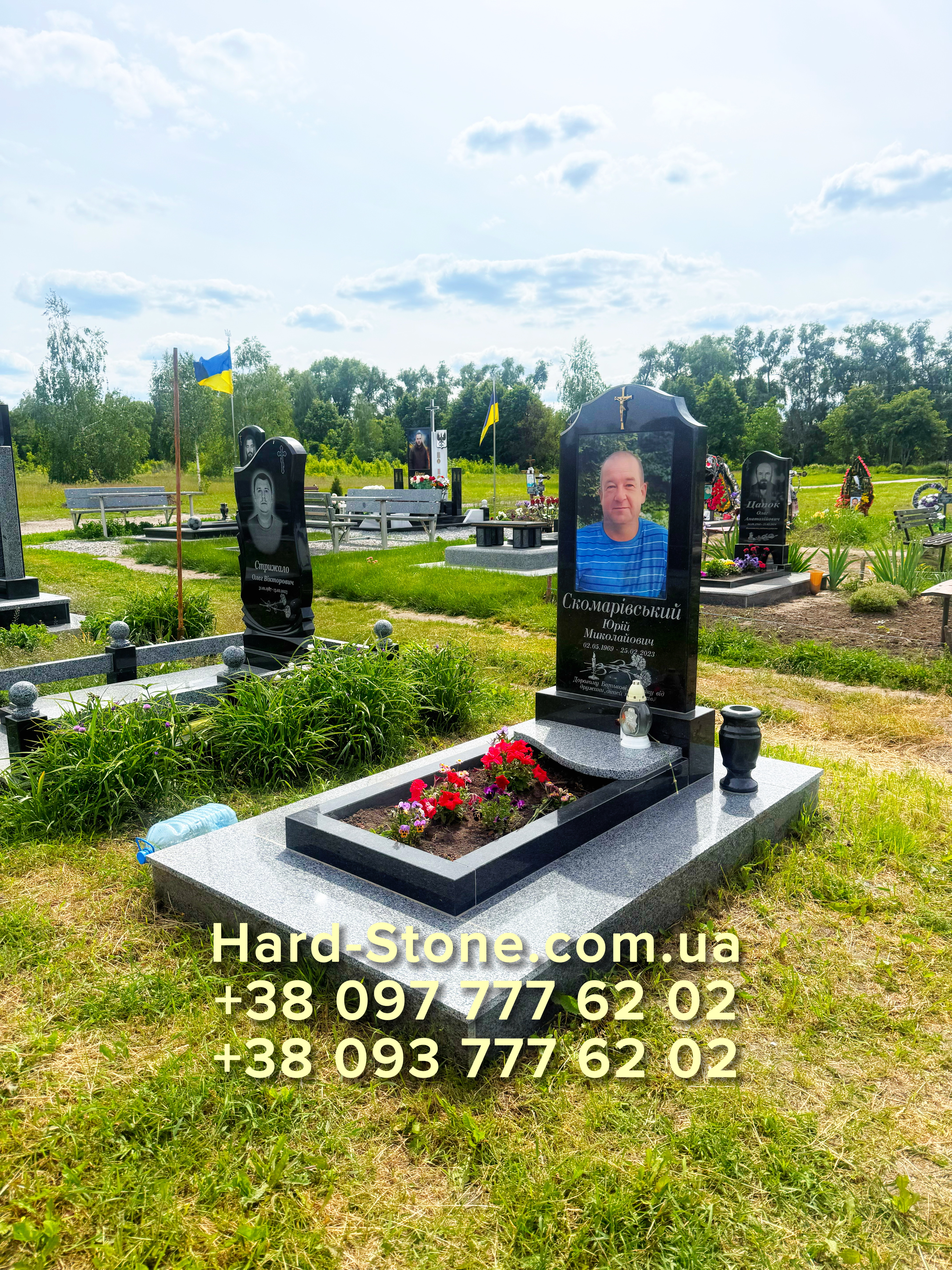 Пам'ятник з чорного граніту.