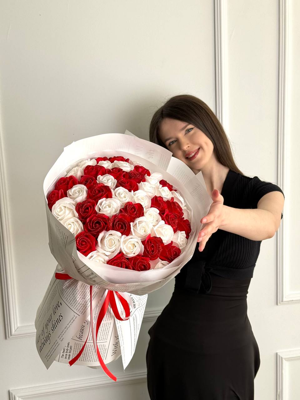 Червоний з білим букет на 51 троянду з блискітками 🌹✨