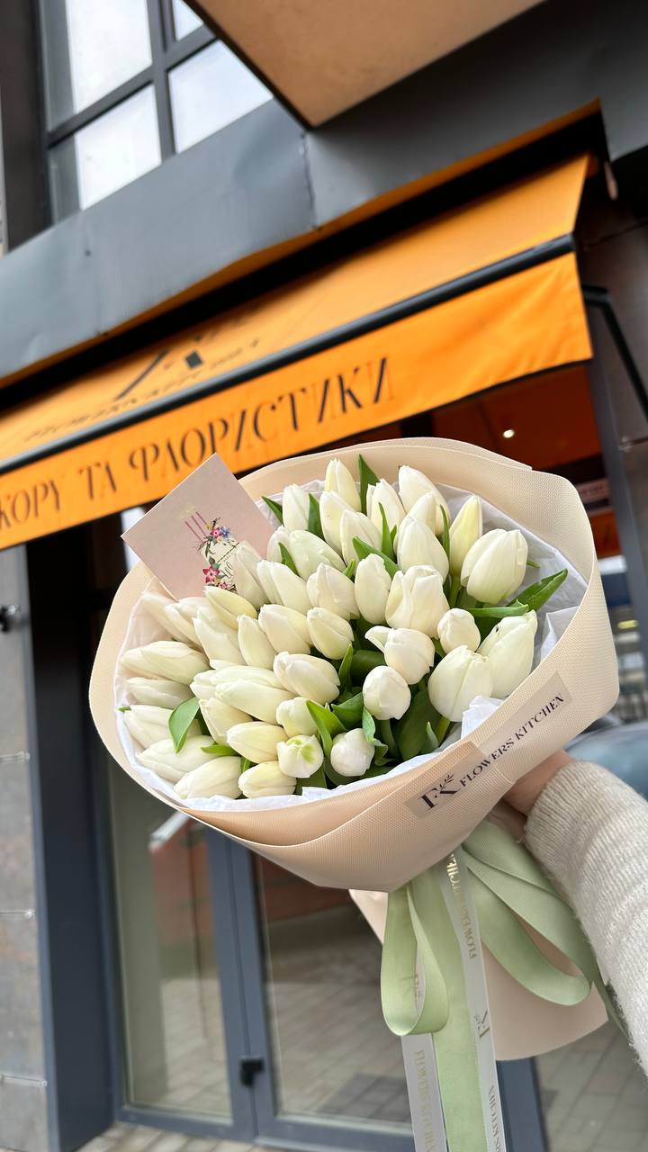 35 білих тюльпанів в упакуванні