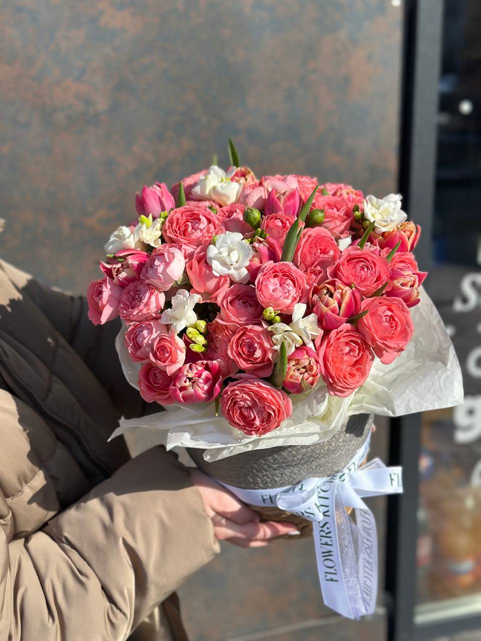 Ніжний весняний мікс у корзині