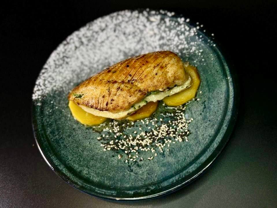 Курка янтарна з яблуками та шпинатом