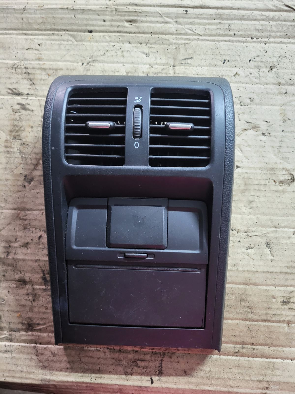 Задня накладка центральної консолі Passat B6 BMP