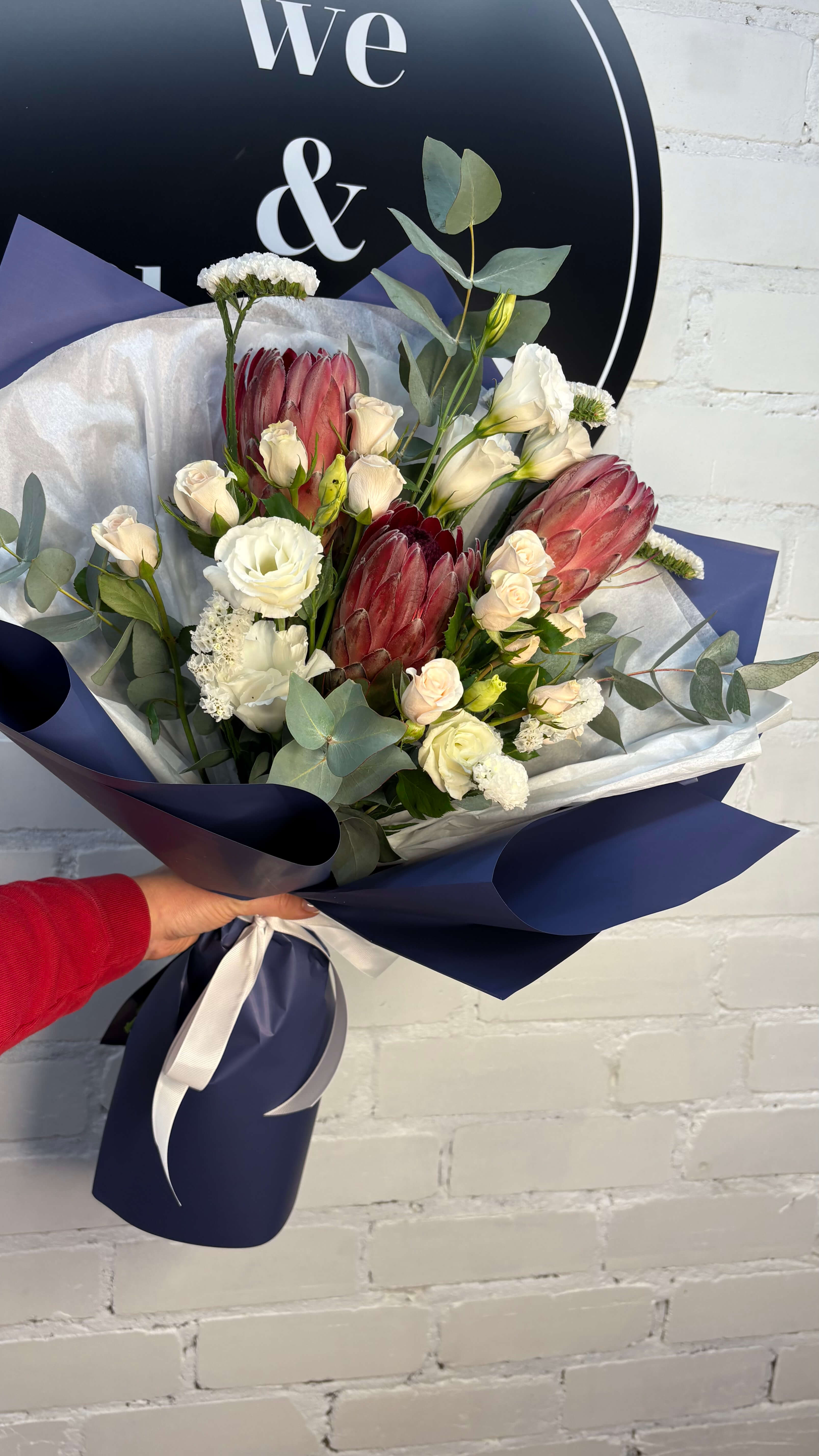 Букет з протеєю, трояндами та еустомою