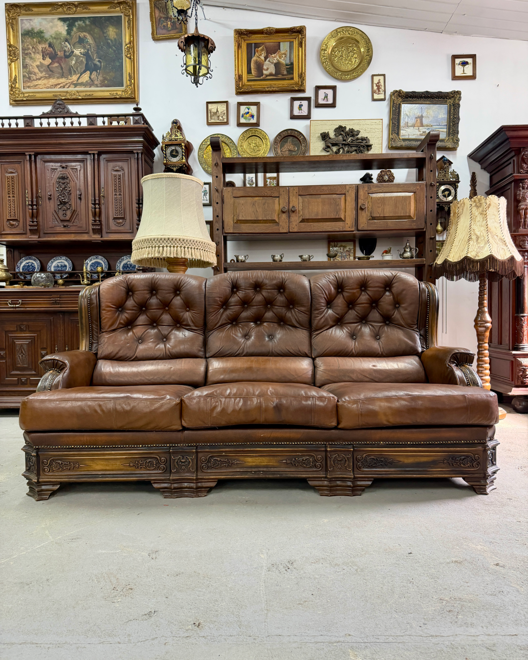 Класичний тримісний шкіряний диван