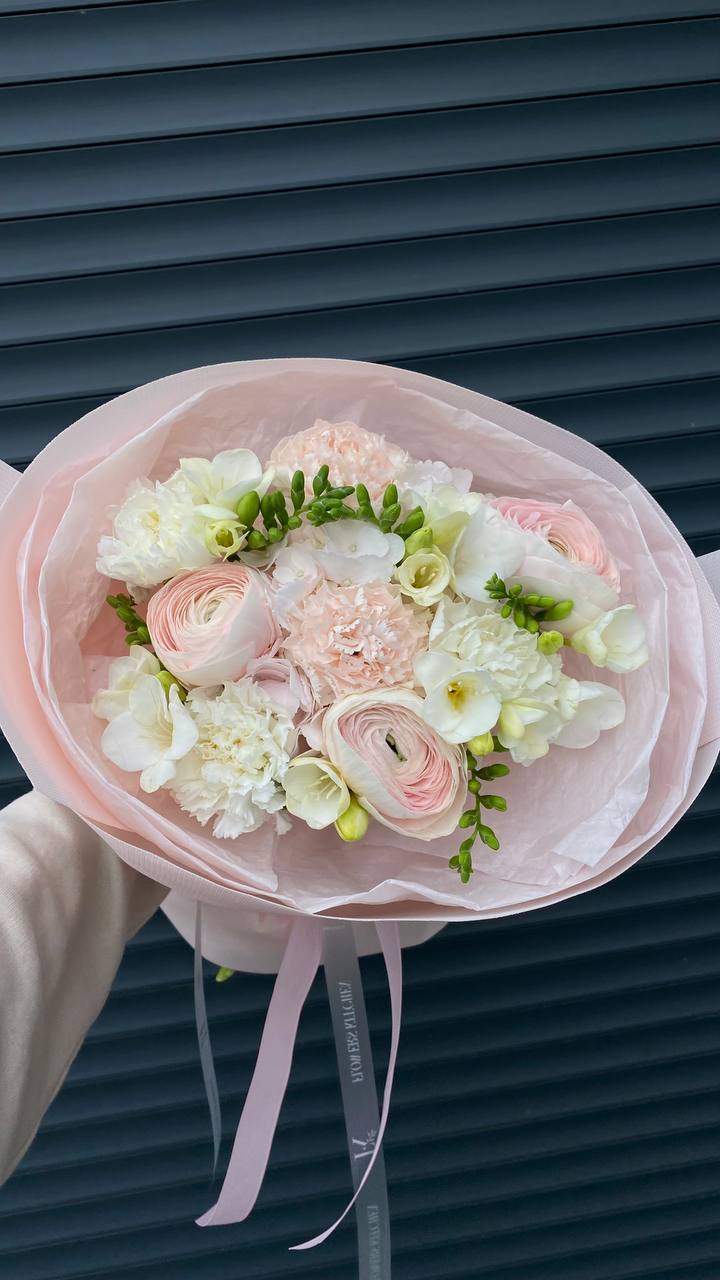 Ранункулюси, діантуси та фрезія