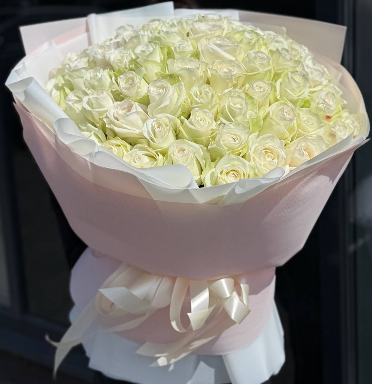 Об'ємний букет із троянди Альба