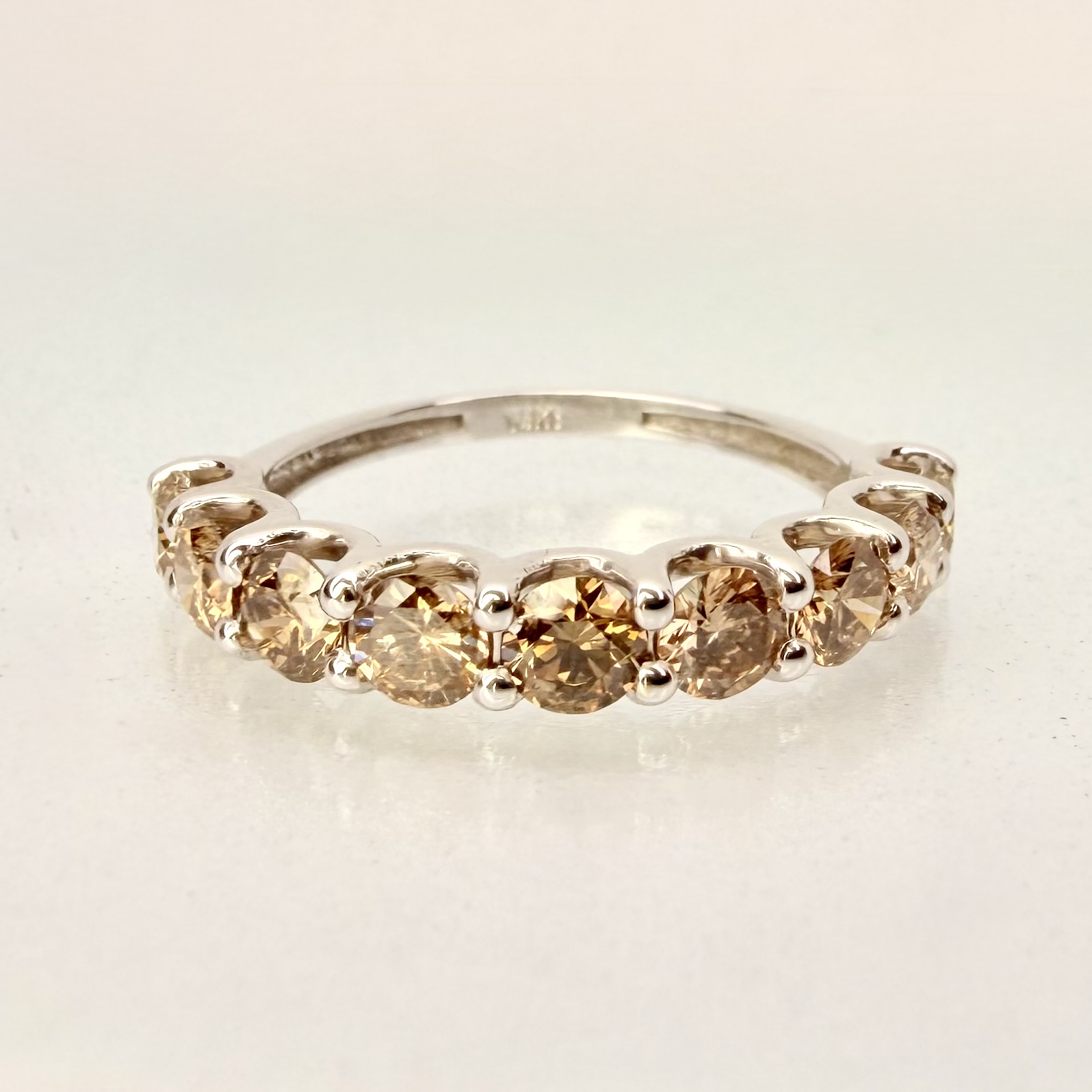 14K valkokultainen konjakkitimanttirivisormus 1,66 ct