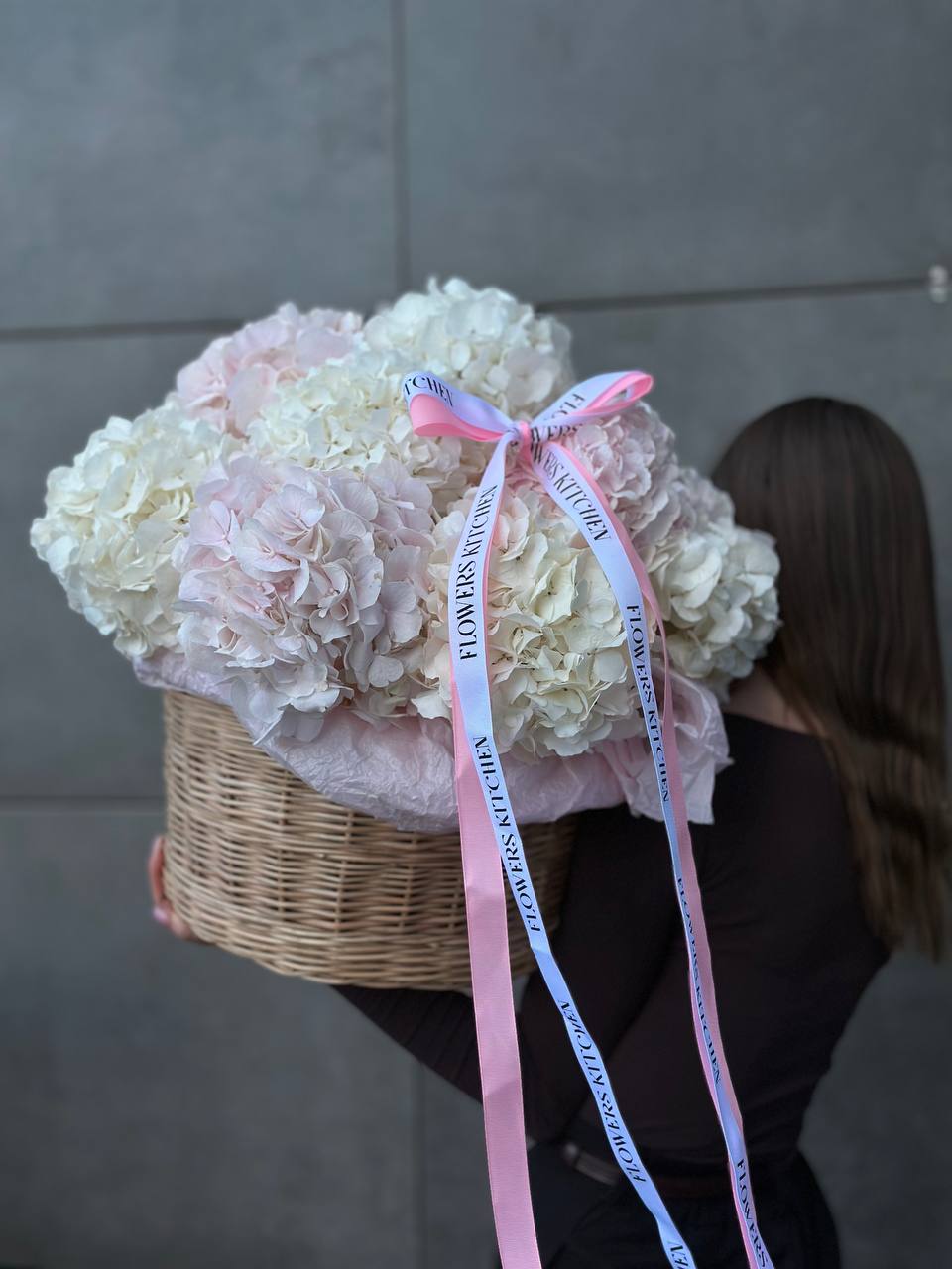 Ніжні повітряні гортензії у корзині