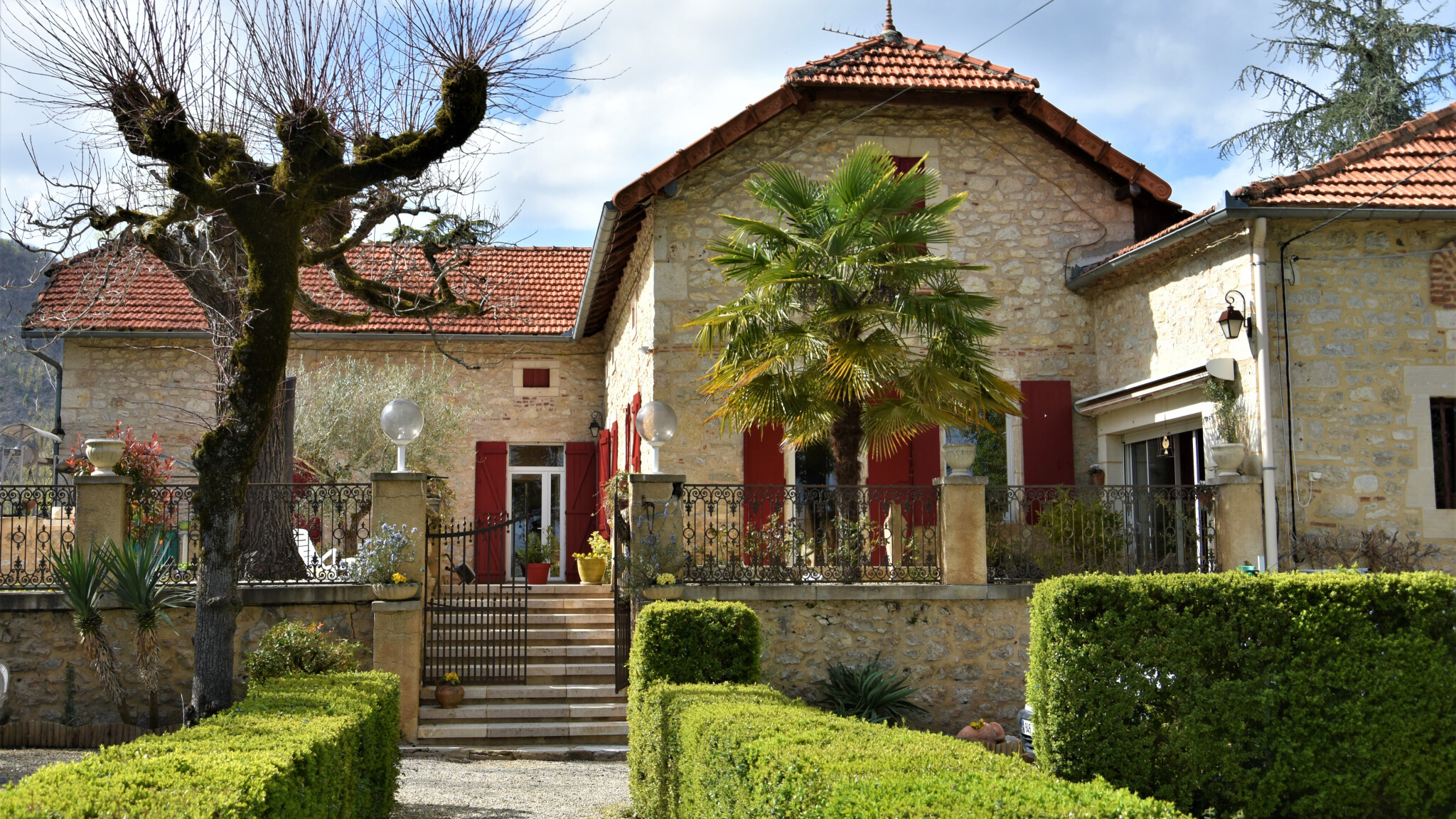 Très belle maison en pierre et son jardin à la Française.