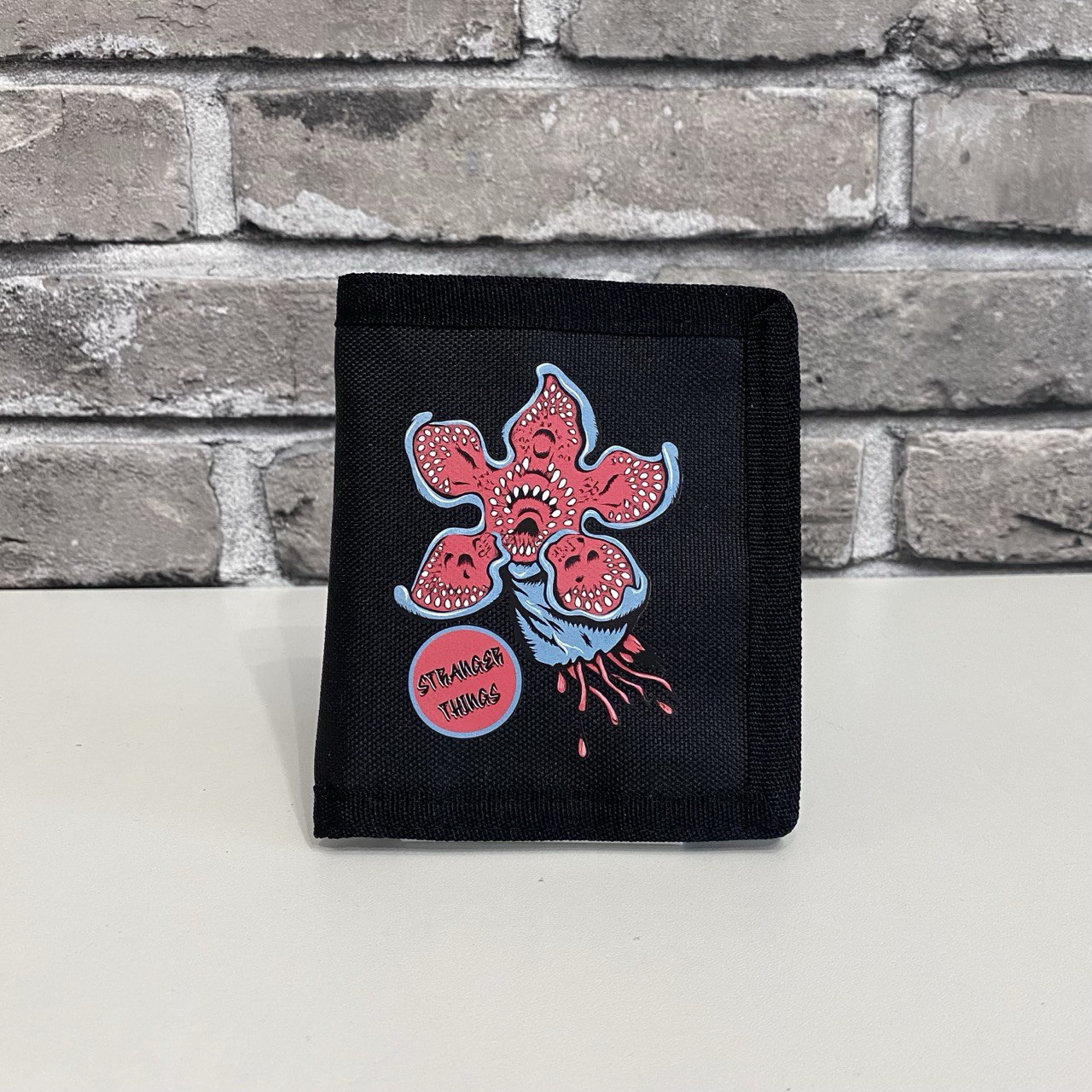 Гаманець чорний з принтом Stranger Things — стильний аксесуар для фанатів серіалу