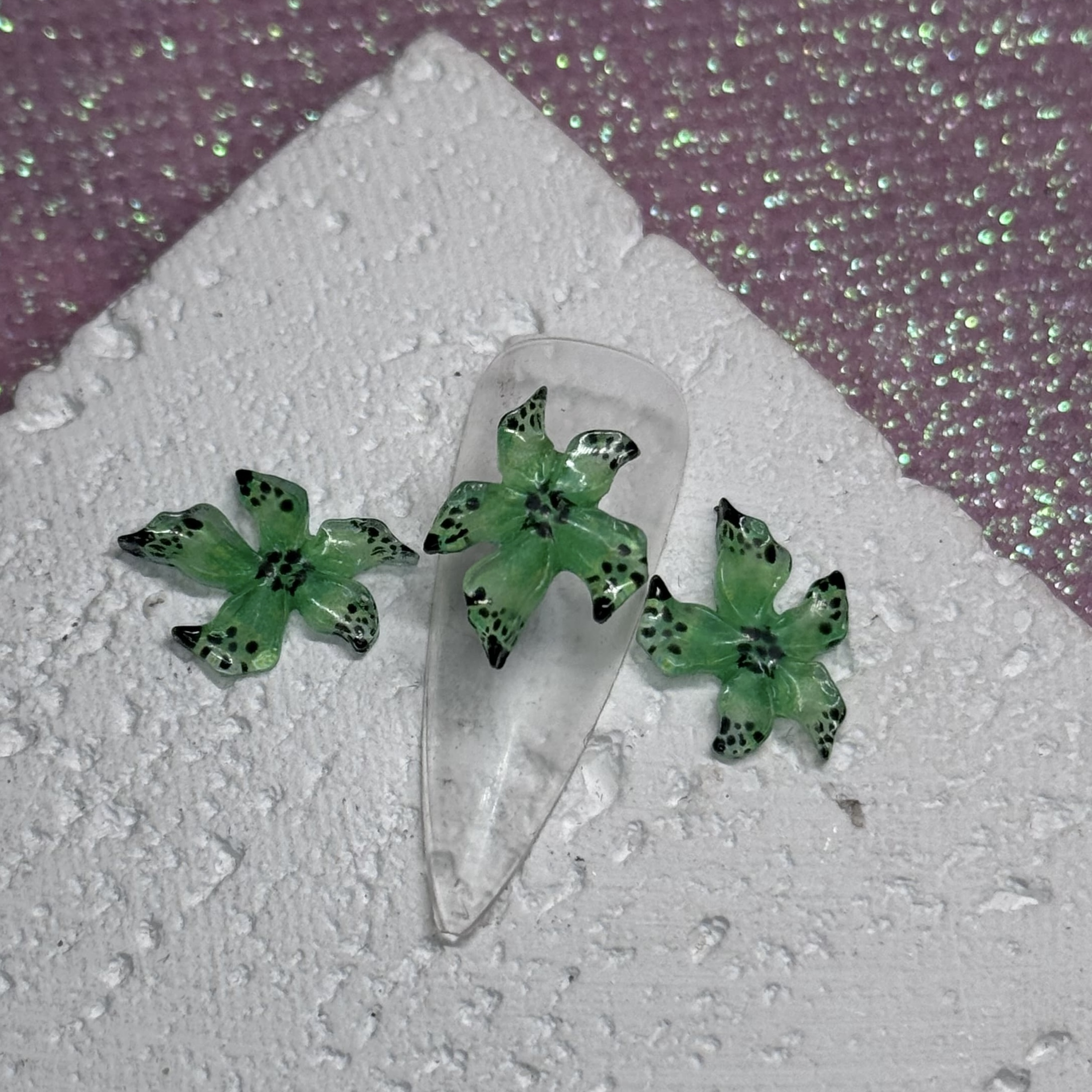 Фігурка для нігтів "Зелена квіточка"