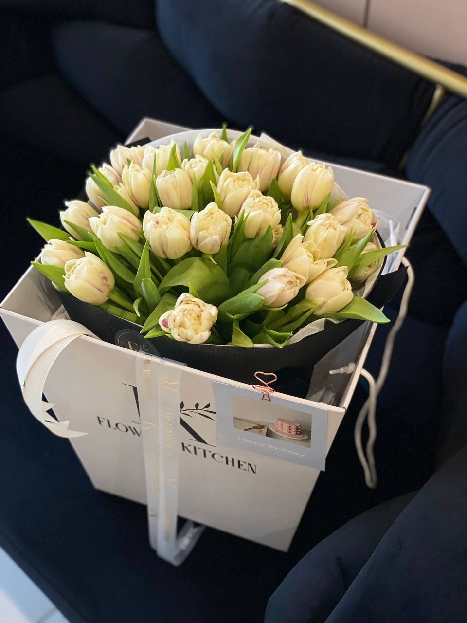 29 піоновидних тюльпанів в чорному упакуванні