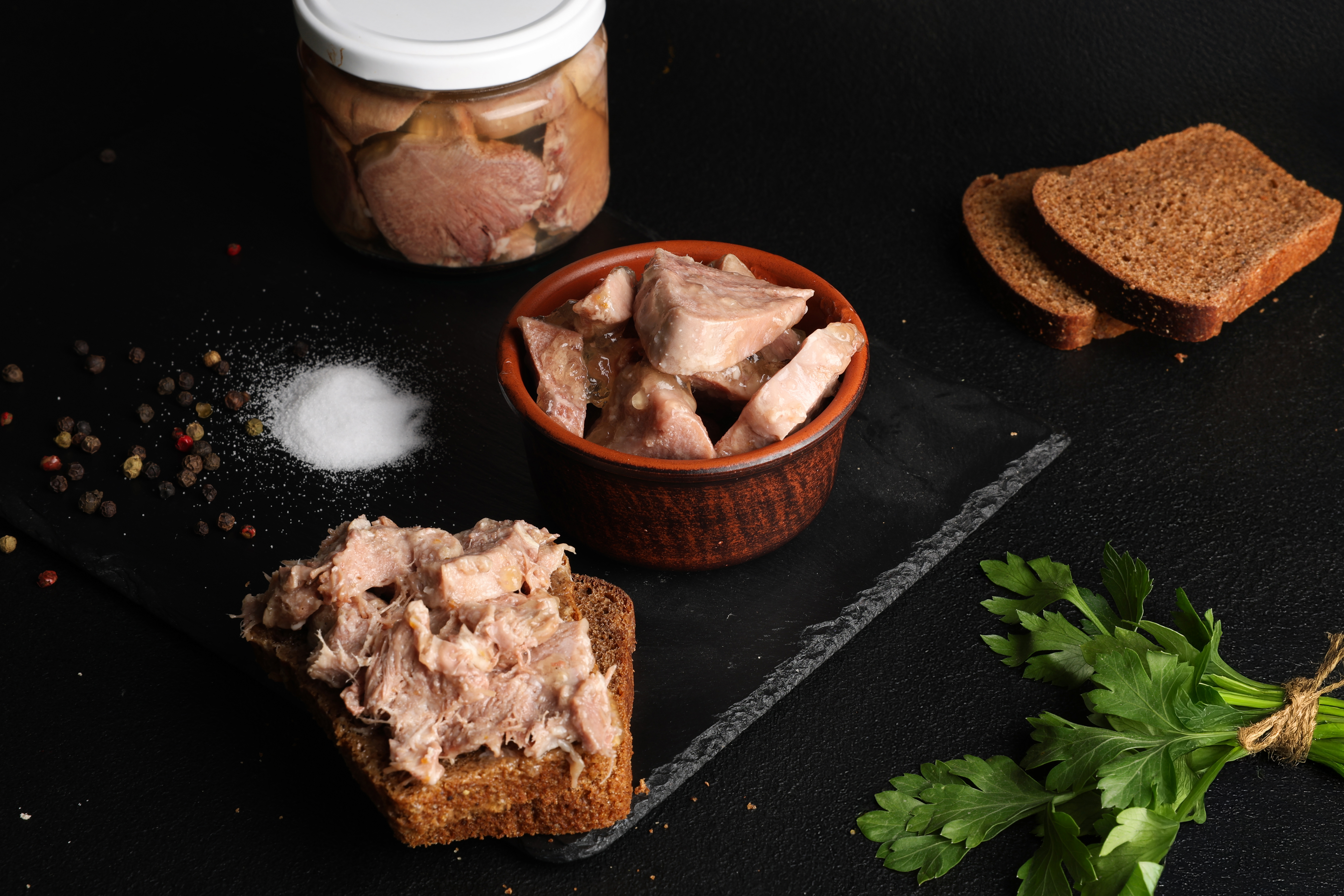 Язик заливний зі свинини