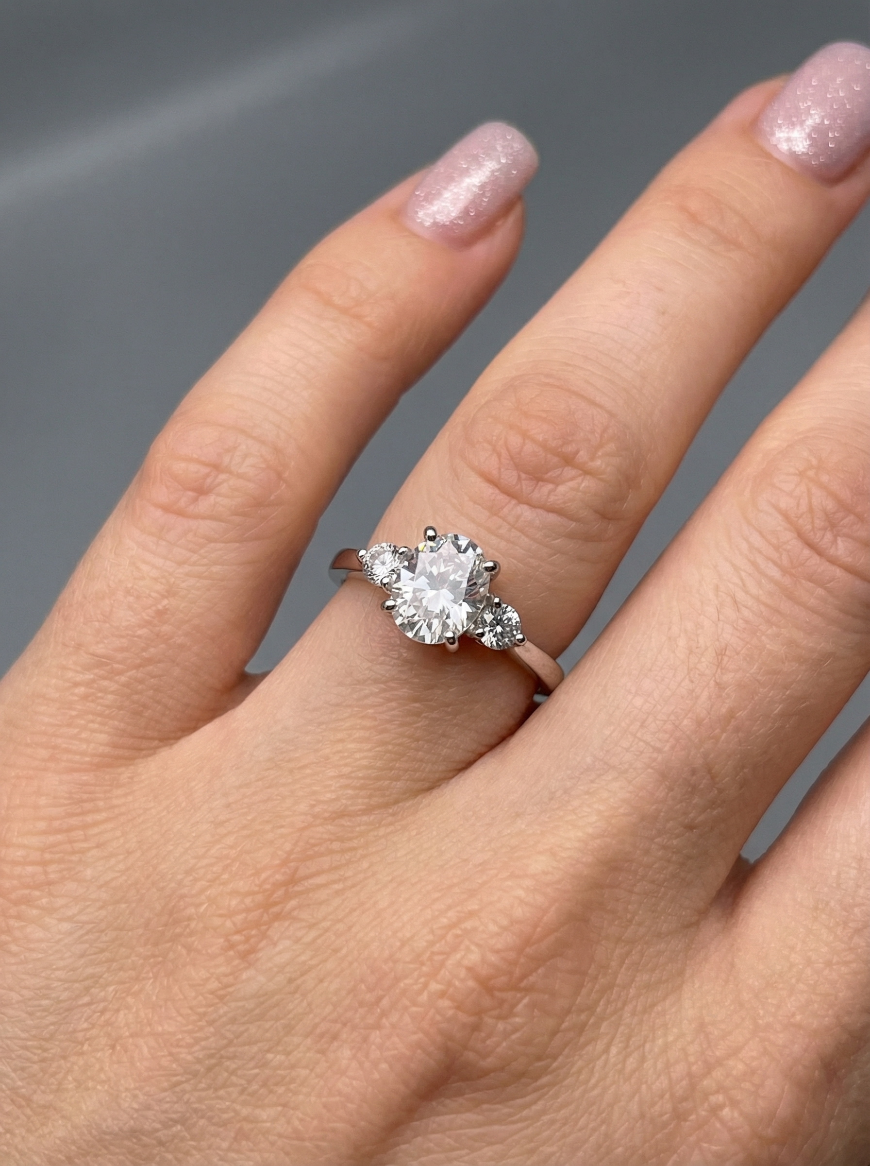 Каблучка з овальним камінчиком