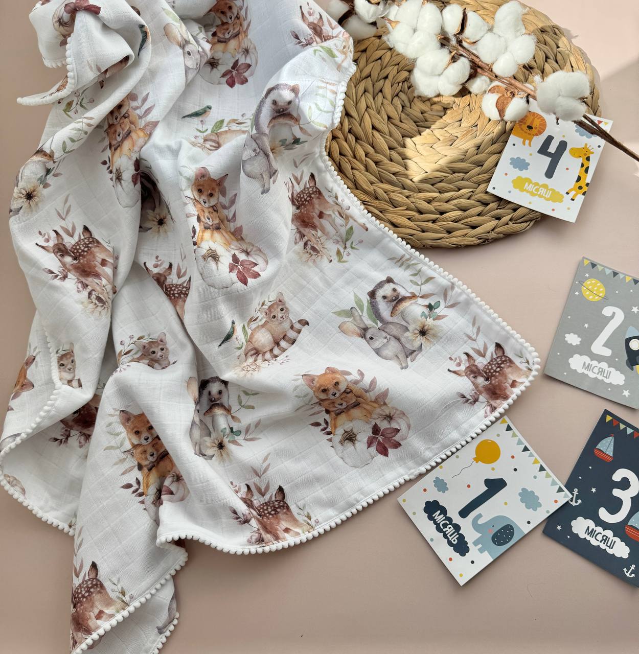 Плед муслiновий з пумпонами для новонароджених