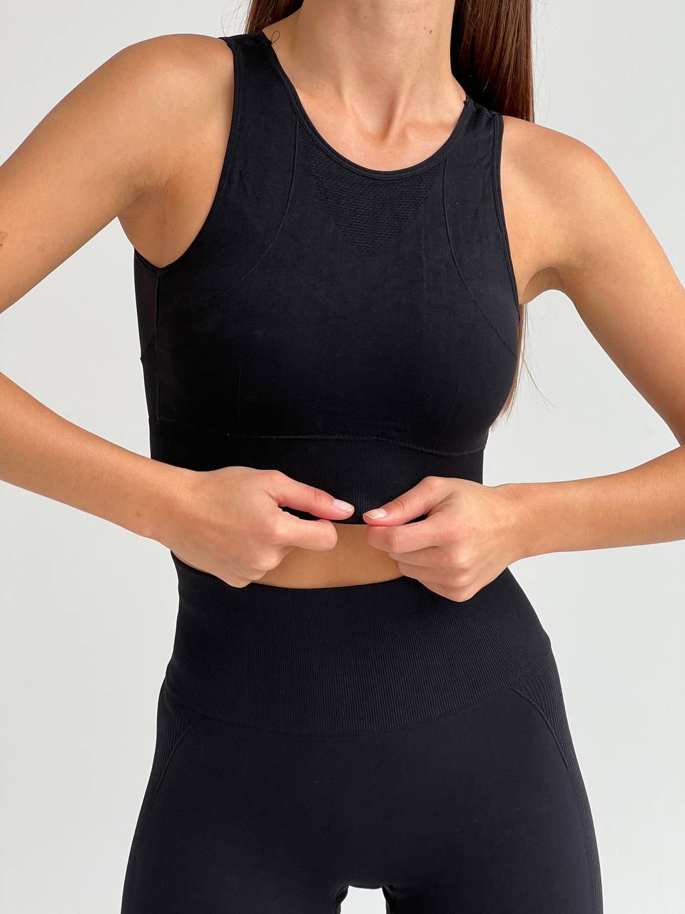 Фітнес топ в чорному кольорі