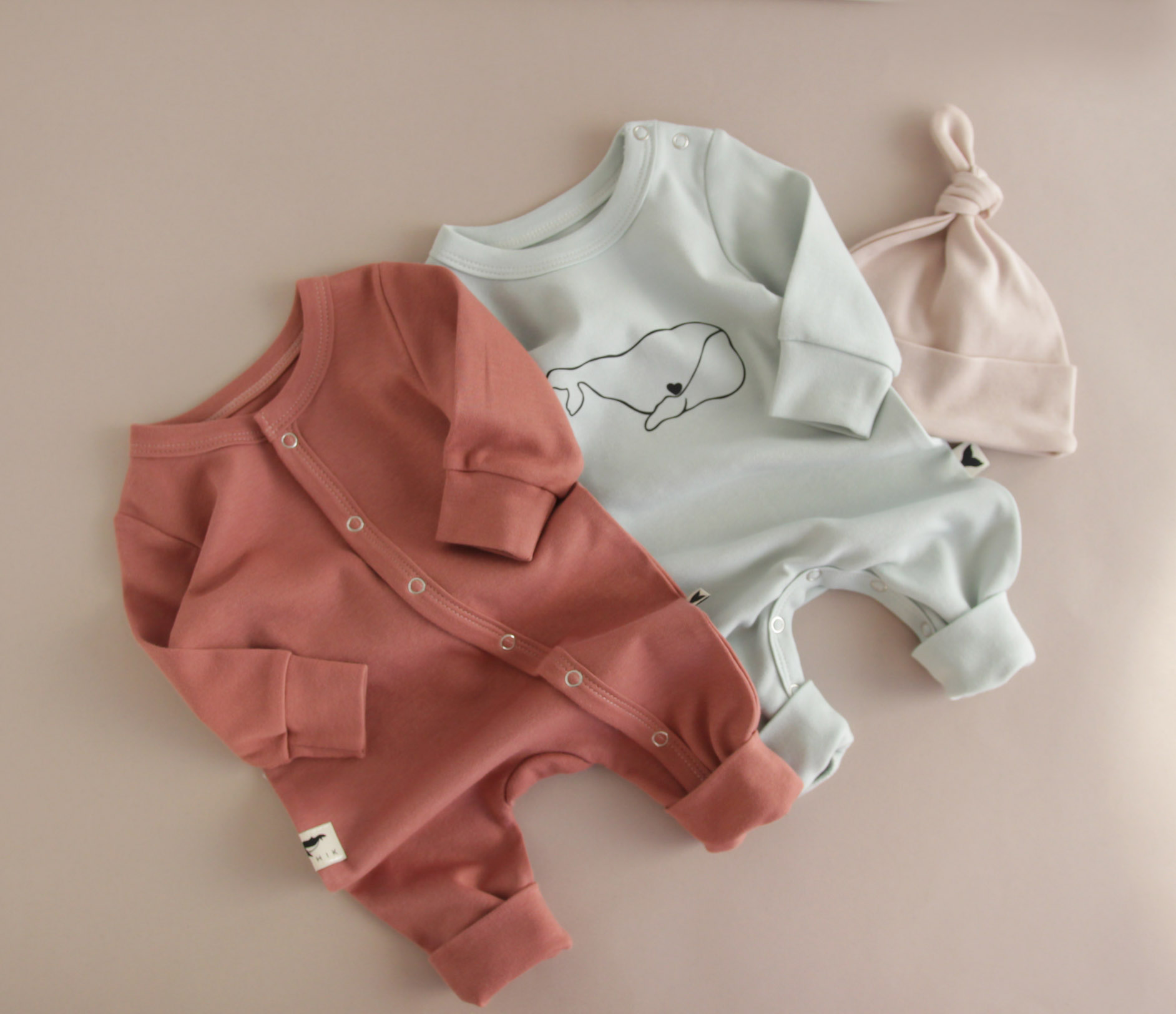 Комплект ромперів та шапочка