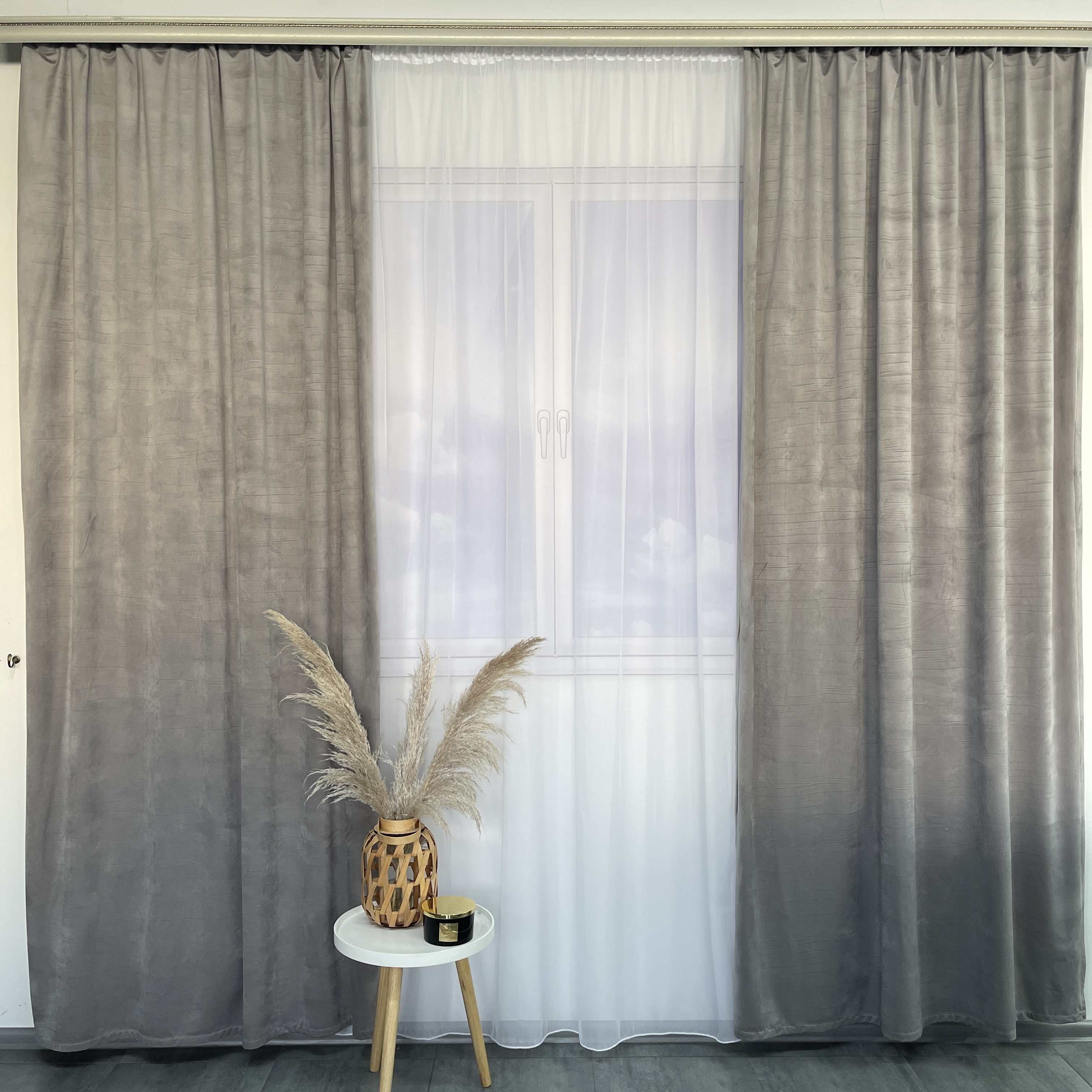Оксамитові штори сірого кольору на тасьмі