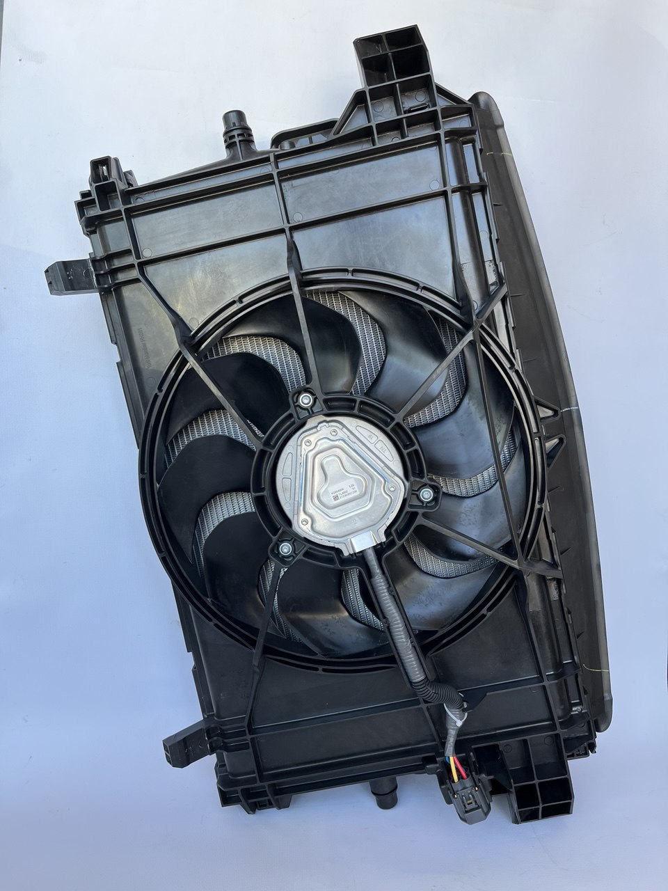 Касета радіатора на Tesla M3 (в повному зборі)