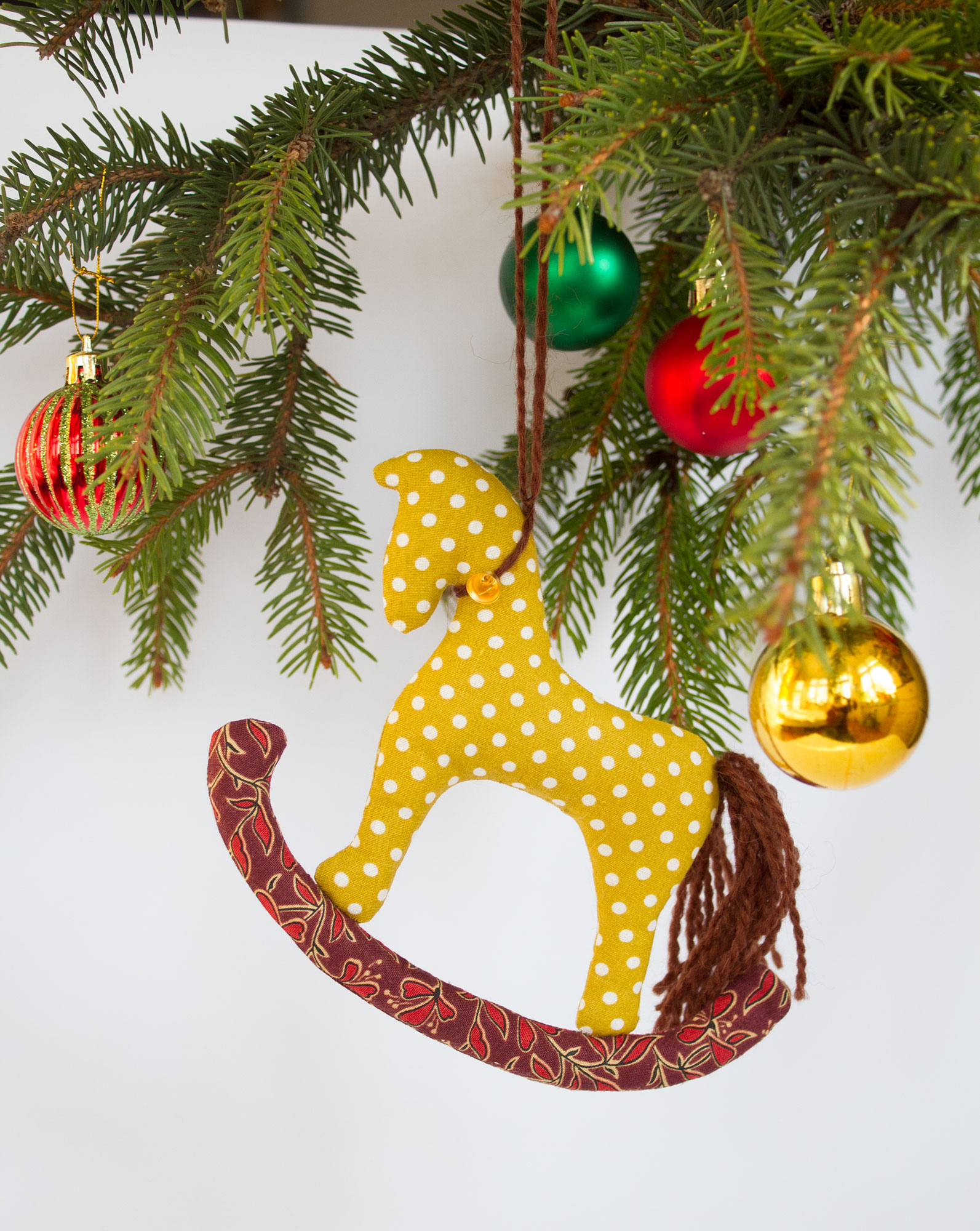 Ялинкова прикраса коник жовтий