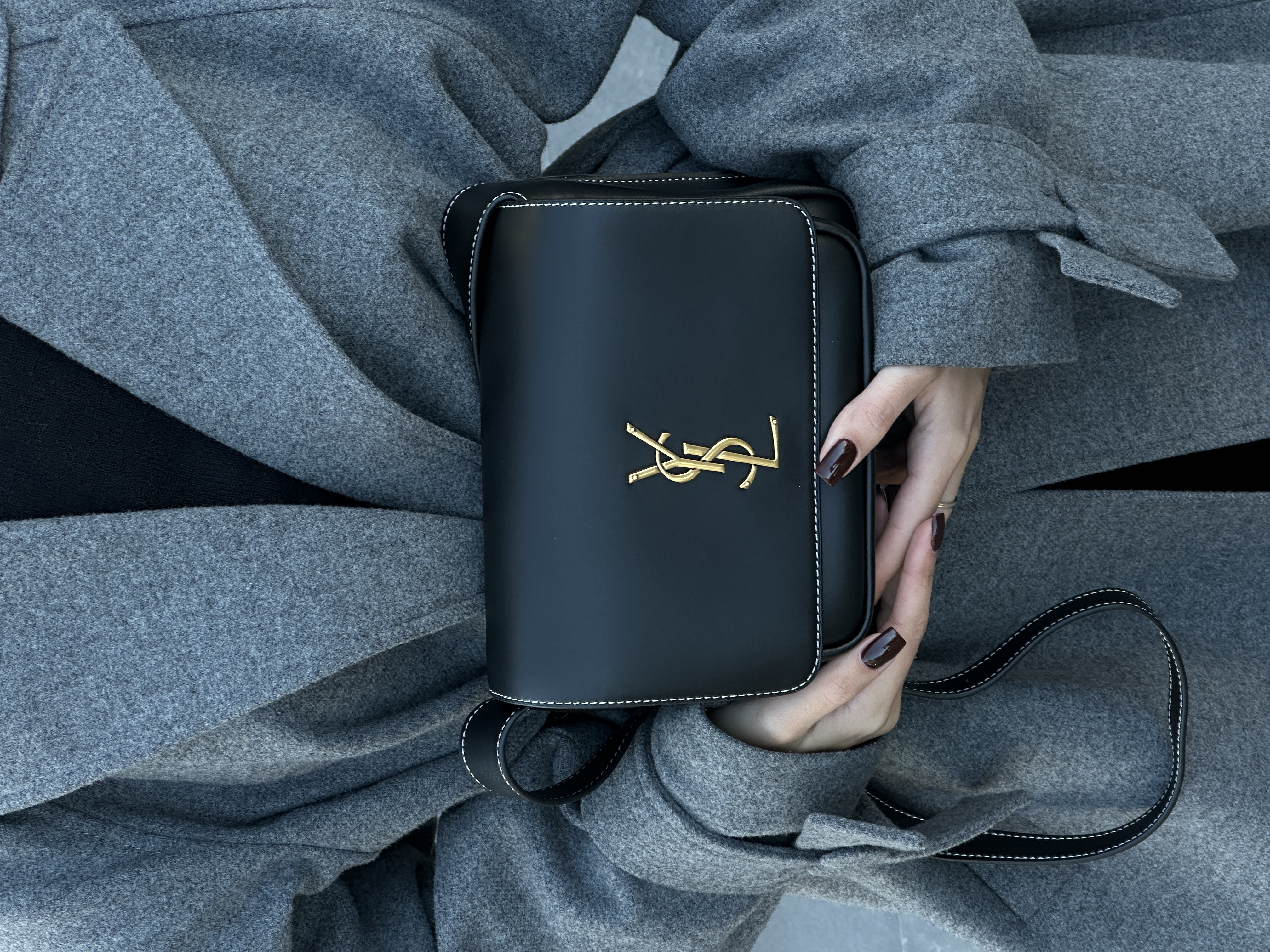 Yves Saint Laurent Niki Besace in Leather Black/Gold