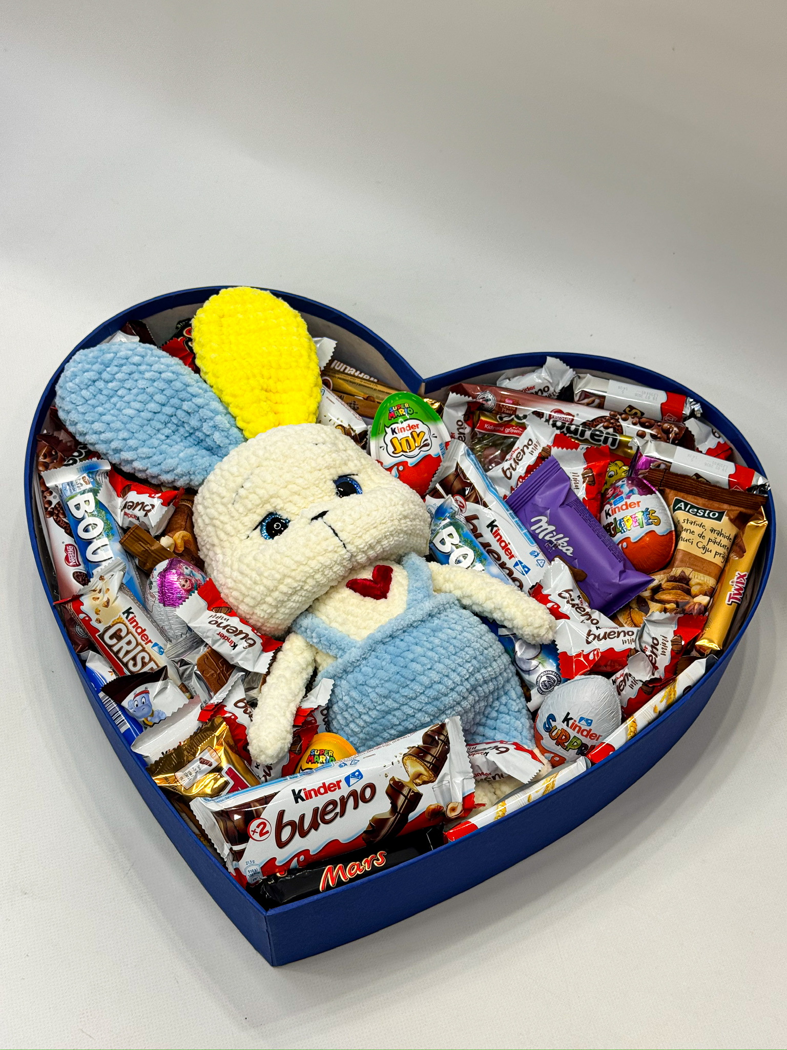 Серце з солодощами та іграшкою ручної роботи