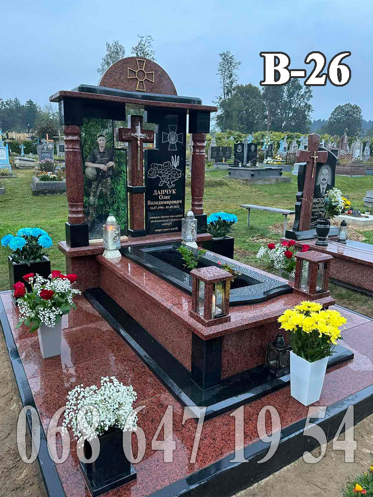 Пам’ятник для воїна червоно-чорний з точеними колонами та аркою