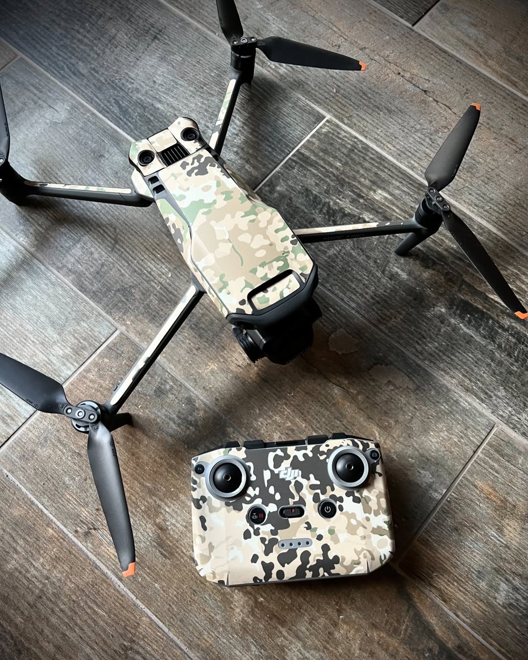 Спеціальна захисна камуфляжна плівка для дронів "DJI MAVIC 3" та "DJI MAVIC 3 PRO" (разом з пультами), від українського бренду "SKIN TEC TACTICAL".