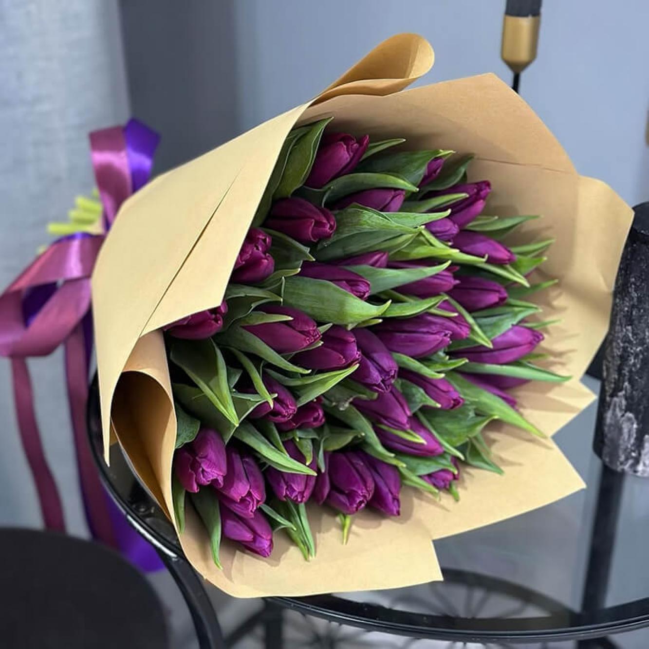 Букет з 35 фіолетових тюльпанів