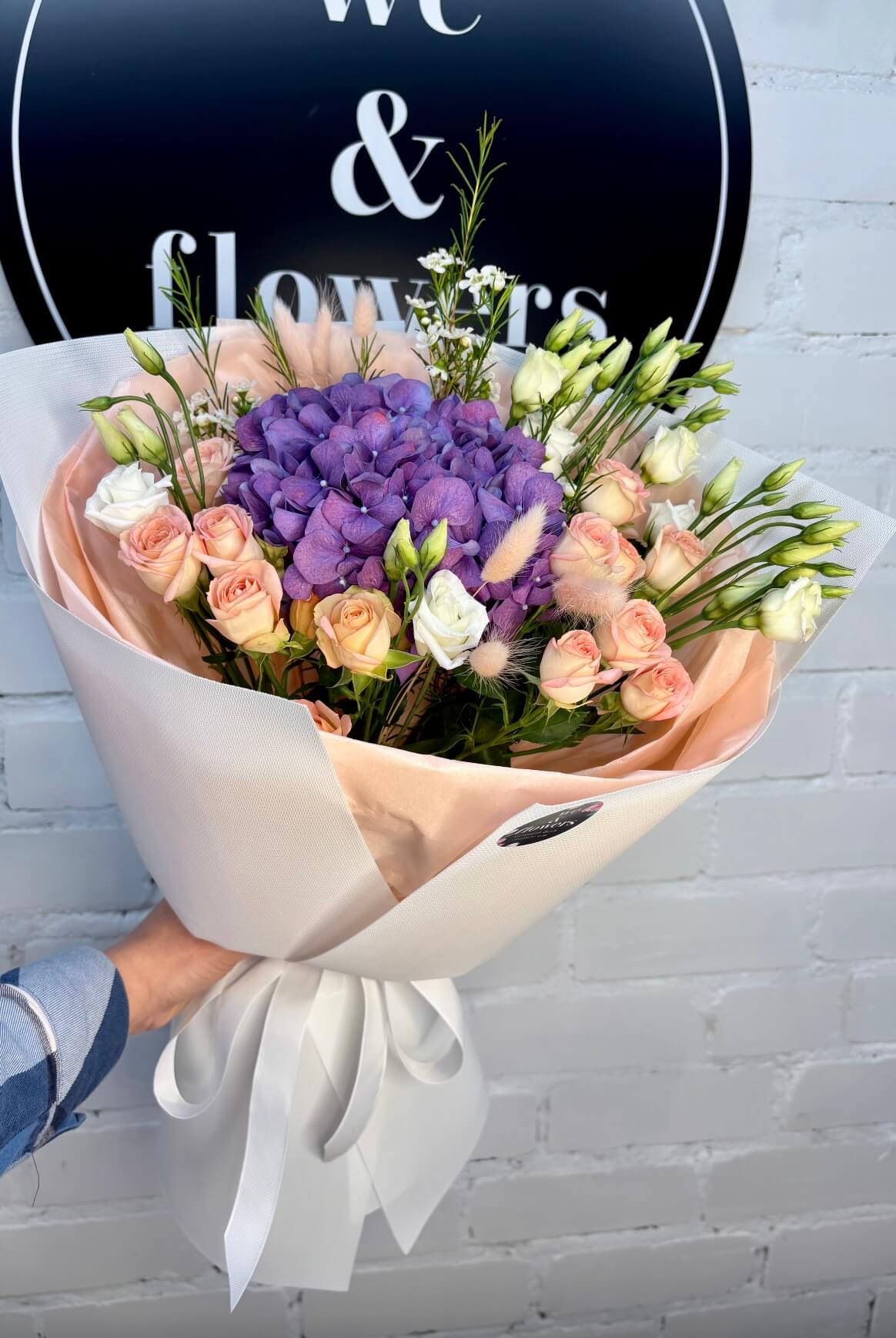 Букет «Магія» з фіолетовою гортензією, лагурусом та кущовою трояндою