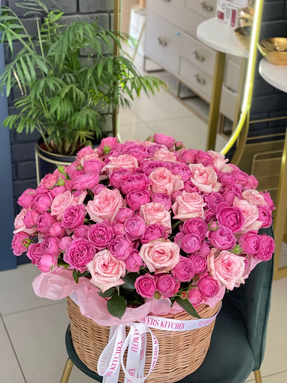 Корзина рожевих піоновдних