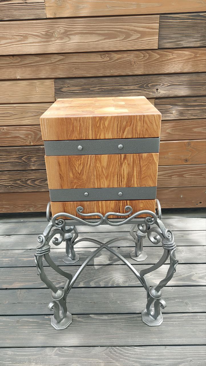 Ексклюзивна дерев'яна колода, кована підставка