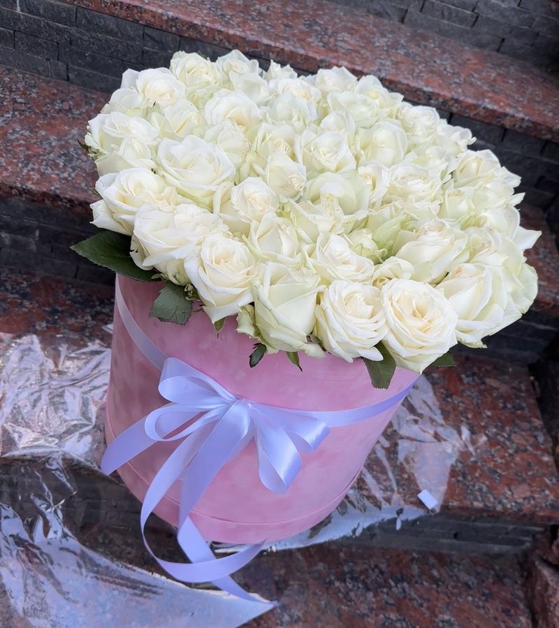 Композиція в коробці з 51 білою трояндою