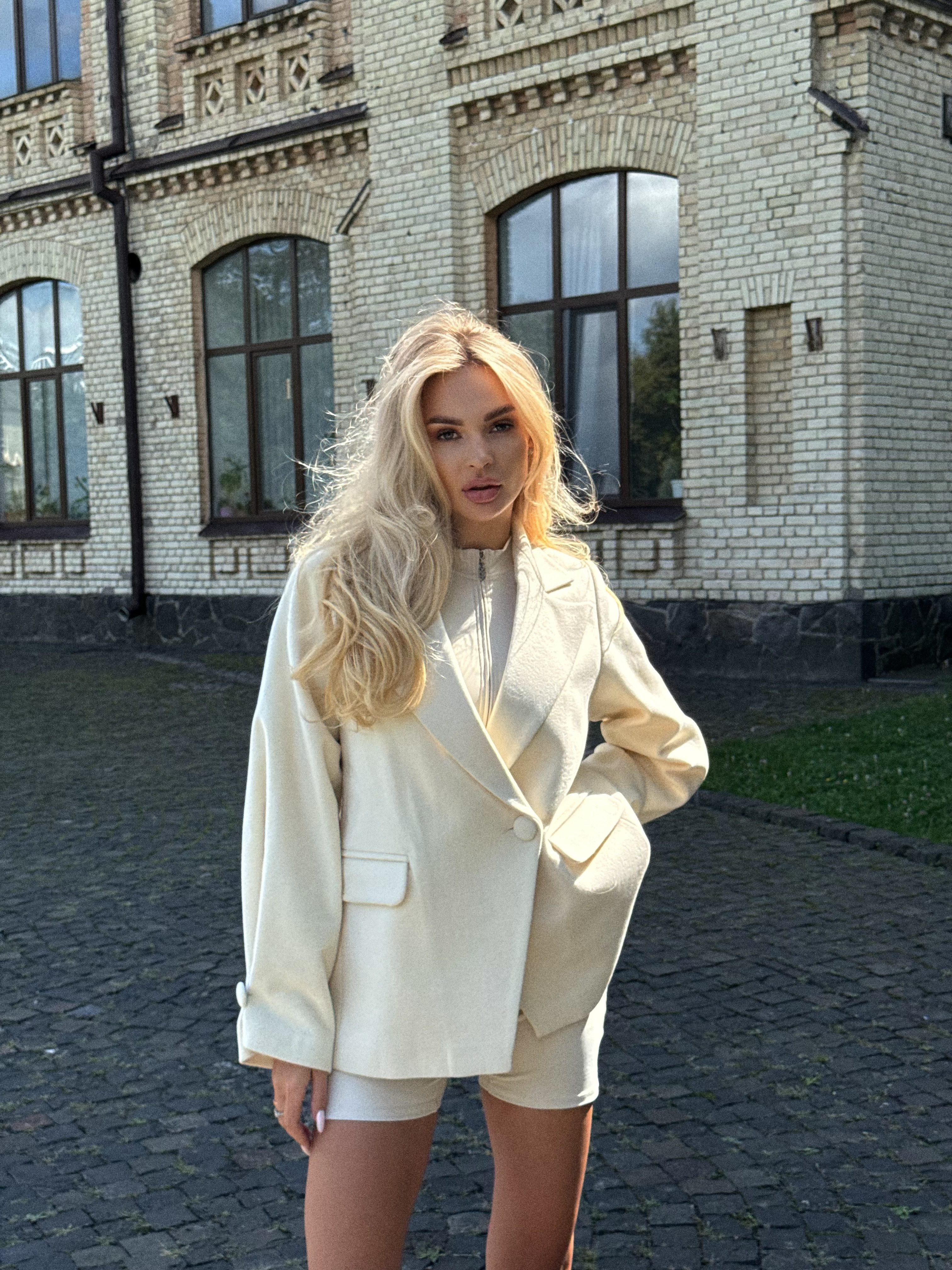 Пальто-жакет з акцентними рукавами Молочне