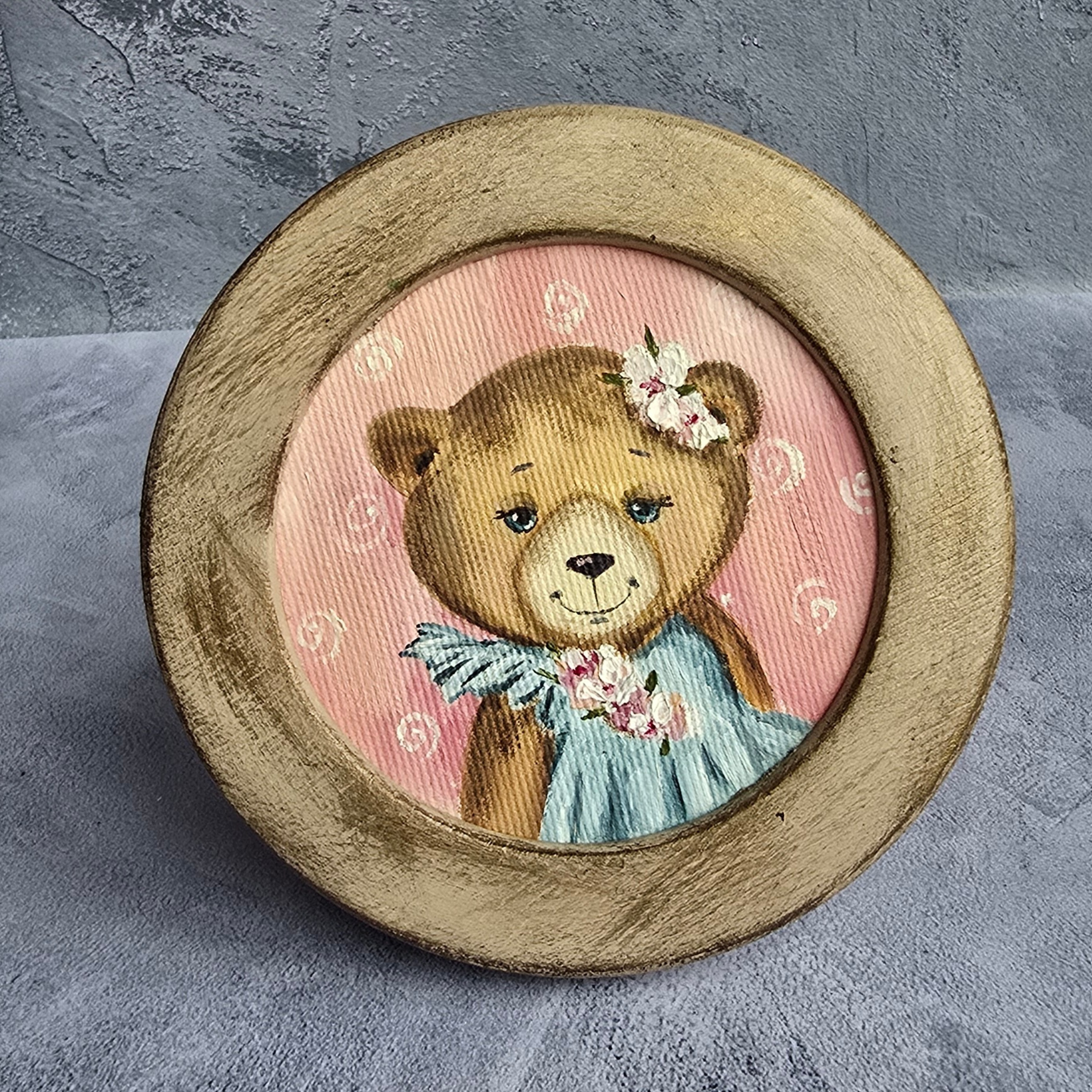 Painting little Teddy Bear girl