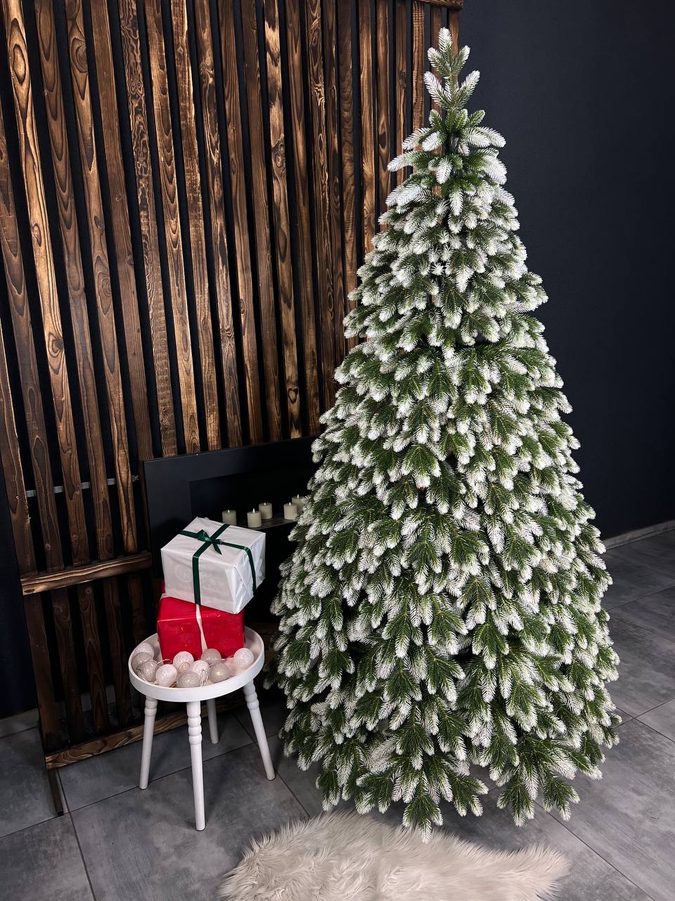 Ялинка «Роял» із білими кінцями - 2.1 м. 🦚