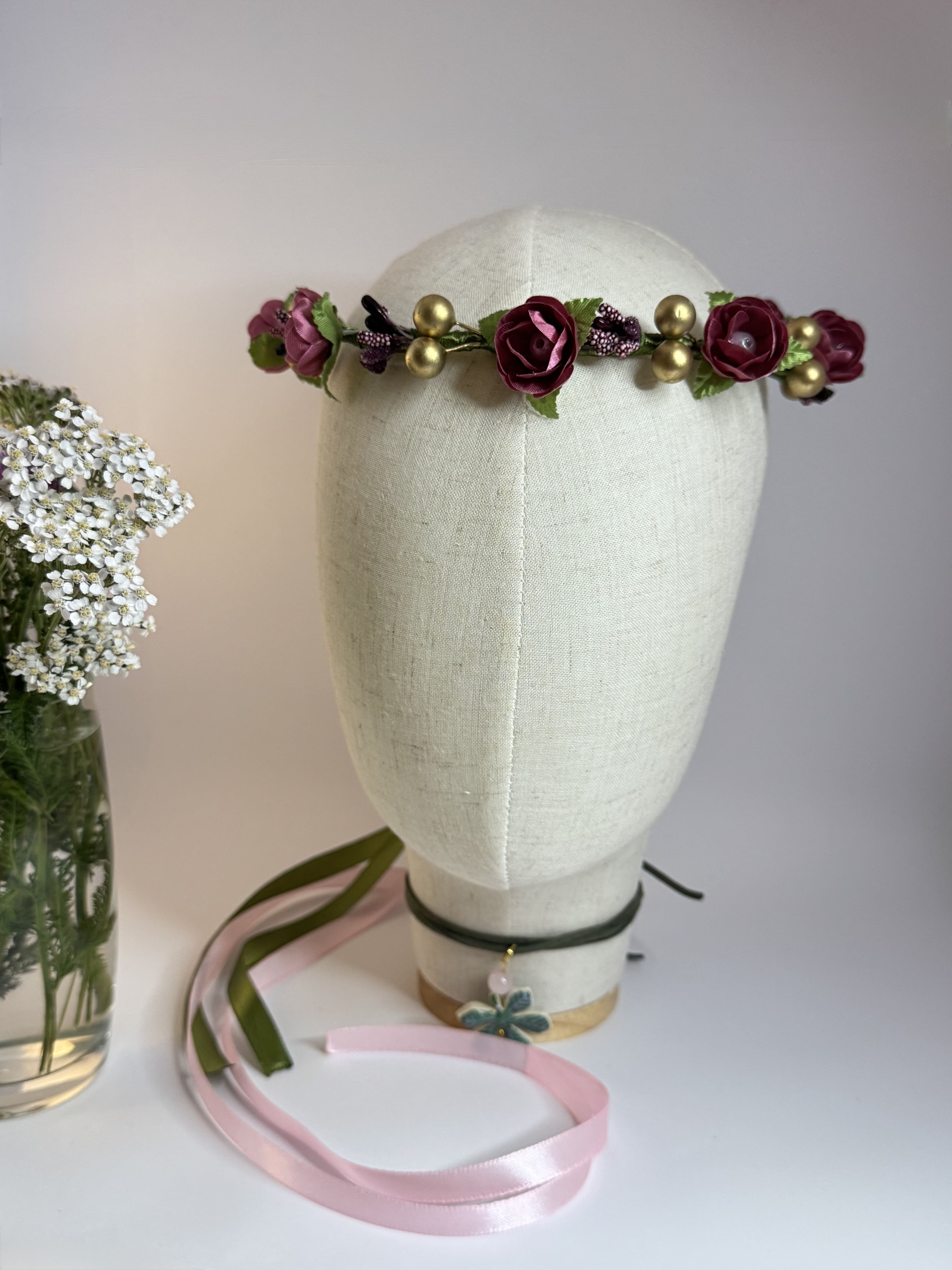 Воскова гілочка з лілових квітів та золотих намистинок